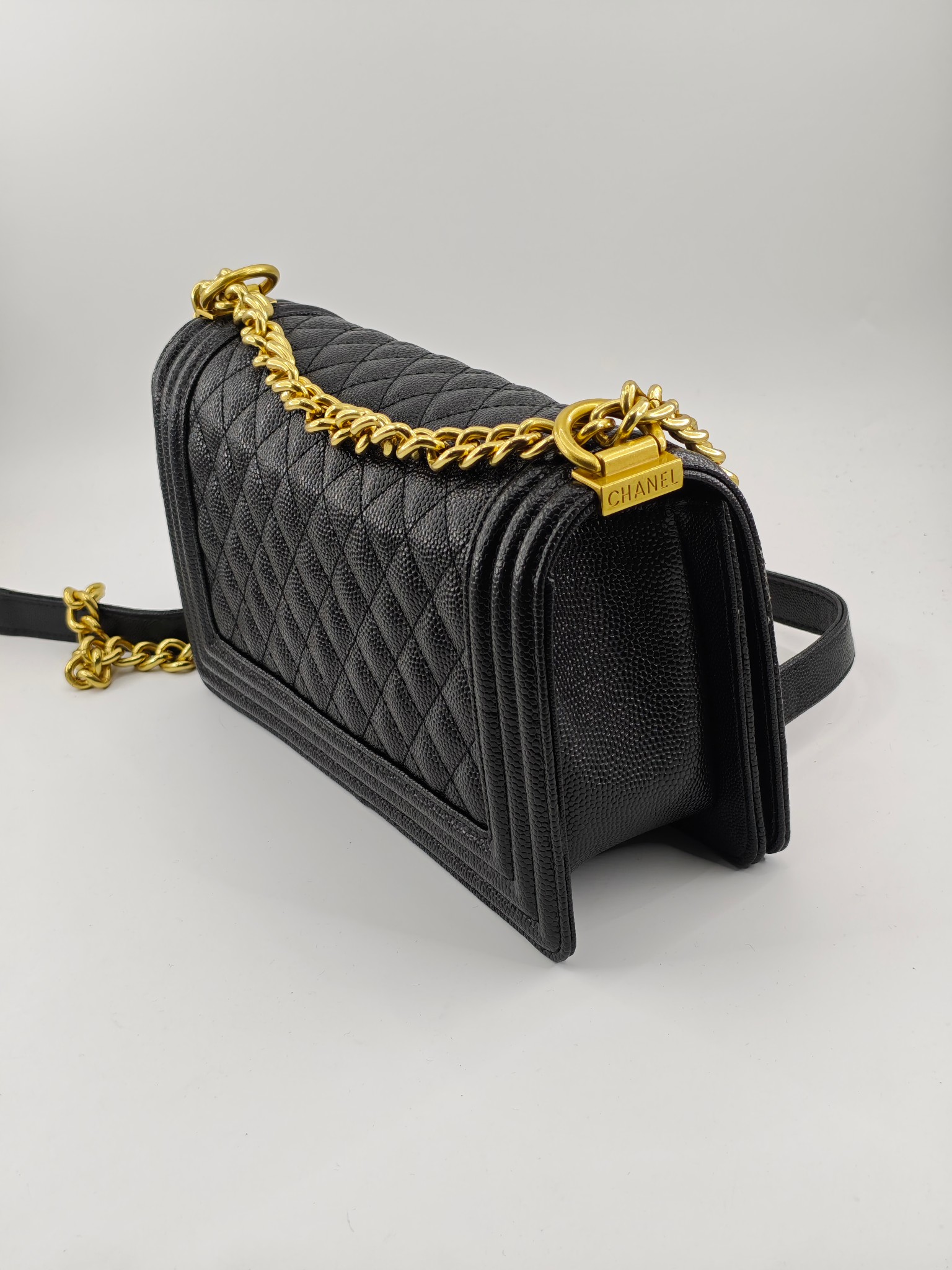 升级版辣妈中号
黑色鱼子酱金扣
实物实拍
款号：67086
尺寸：25*16*9cm  
