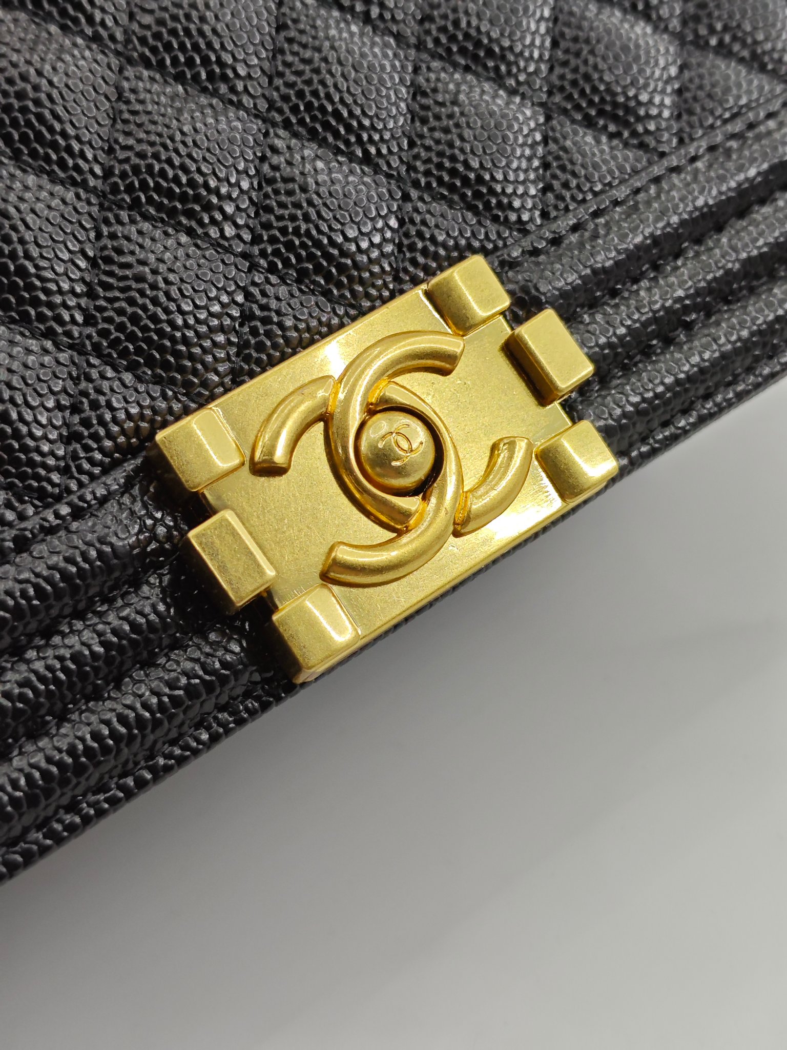 升级版辣妈中号
黑色鱼子酱金扣
实物实拍
款号：67086
尺寸：25*16*9cm  
