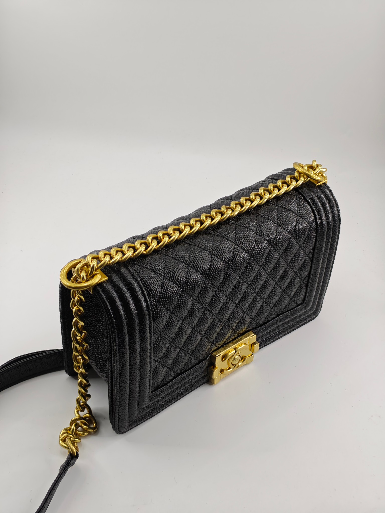 升级版辣妈中号
黑色鱼子酱金扣
实物实拍
款号：67086
尺寸：25*16*9cm  
