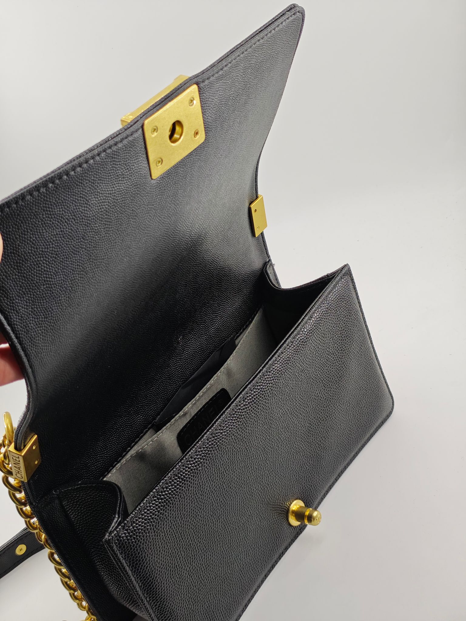 升级版辣妈中号
黑色鱼子酱金扣
实物实拍
款号：67086
尺寸：25*16*9cm  
