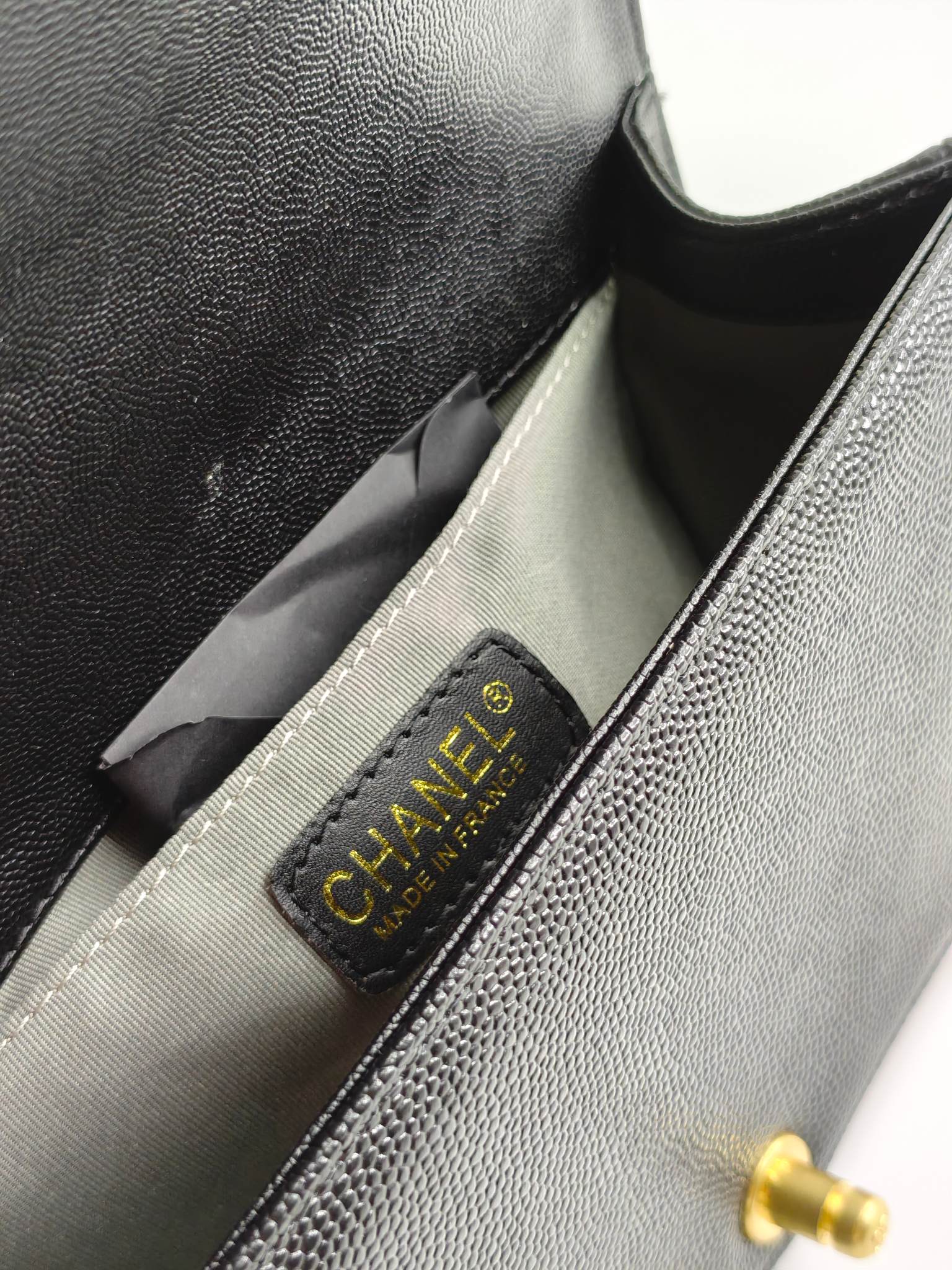 升级版辣妈中号
黑色鱼子酱金扣
实物实拍
款号：67086
尺寸：25*16*9cm  
