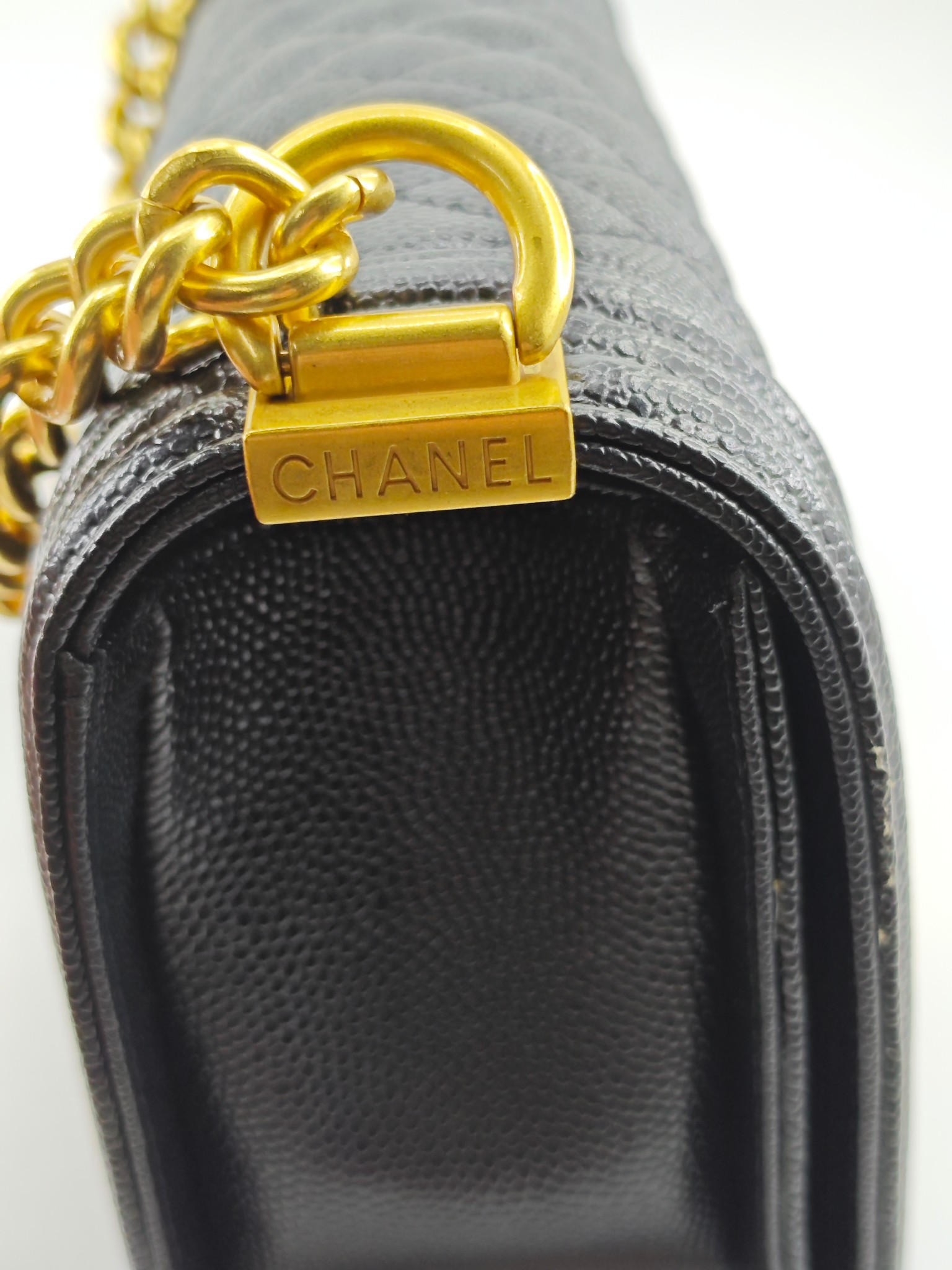 升级版辣妈中号
黑色鱼子酱金扣
实物实拍
款号：67086
尺寸：25*16*9cm  
