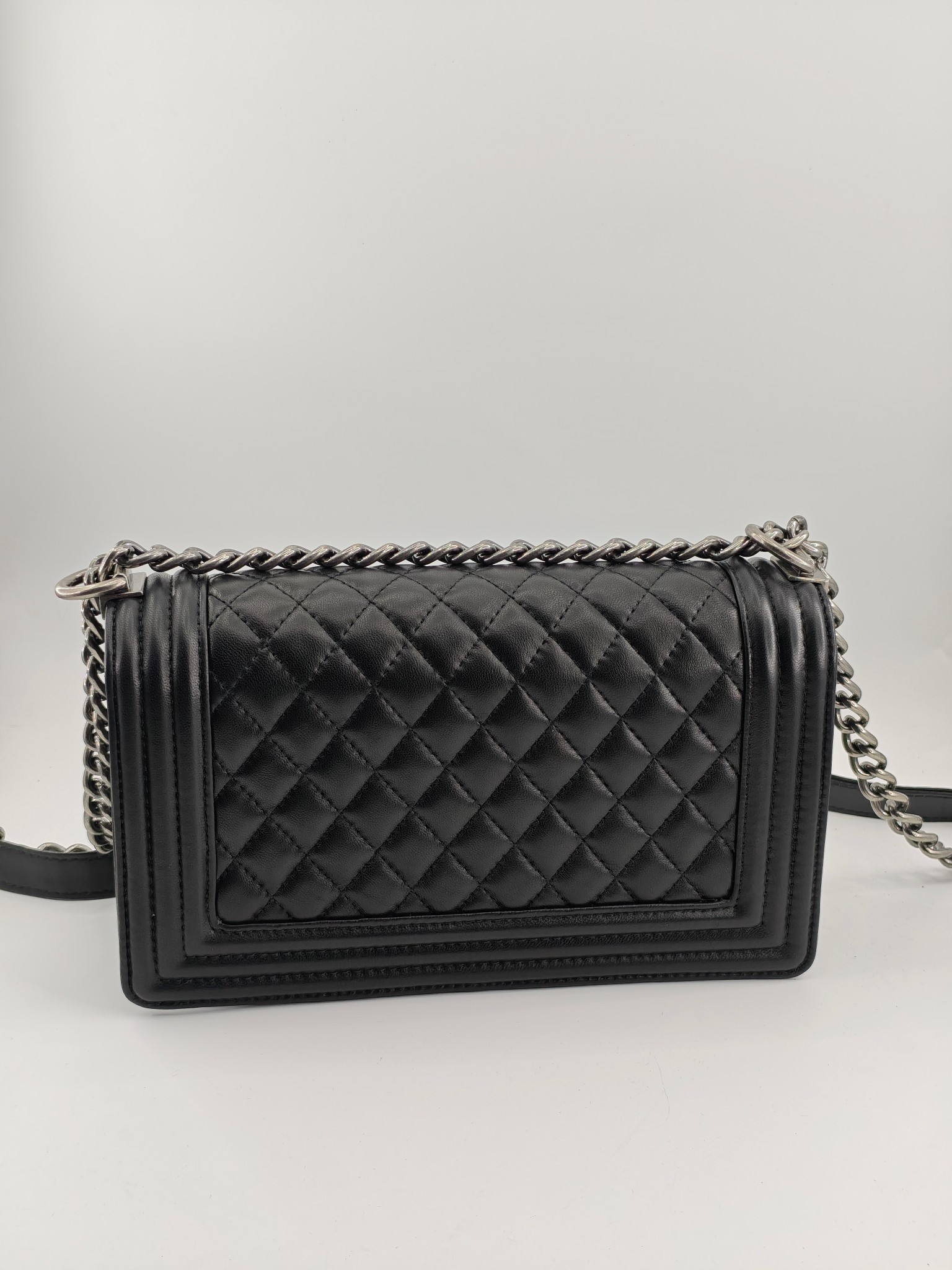 升级版辣妈中号
黑色小羊皮银扣
实物实拍
款号：67086
尺寸：25*16*9cm  

