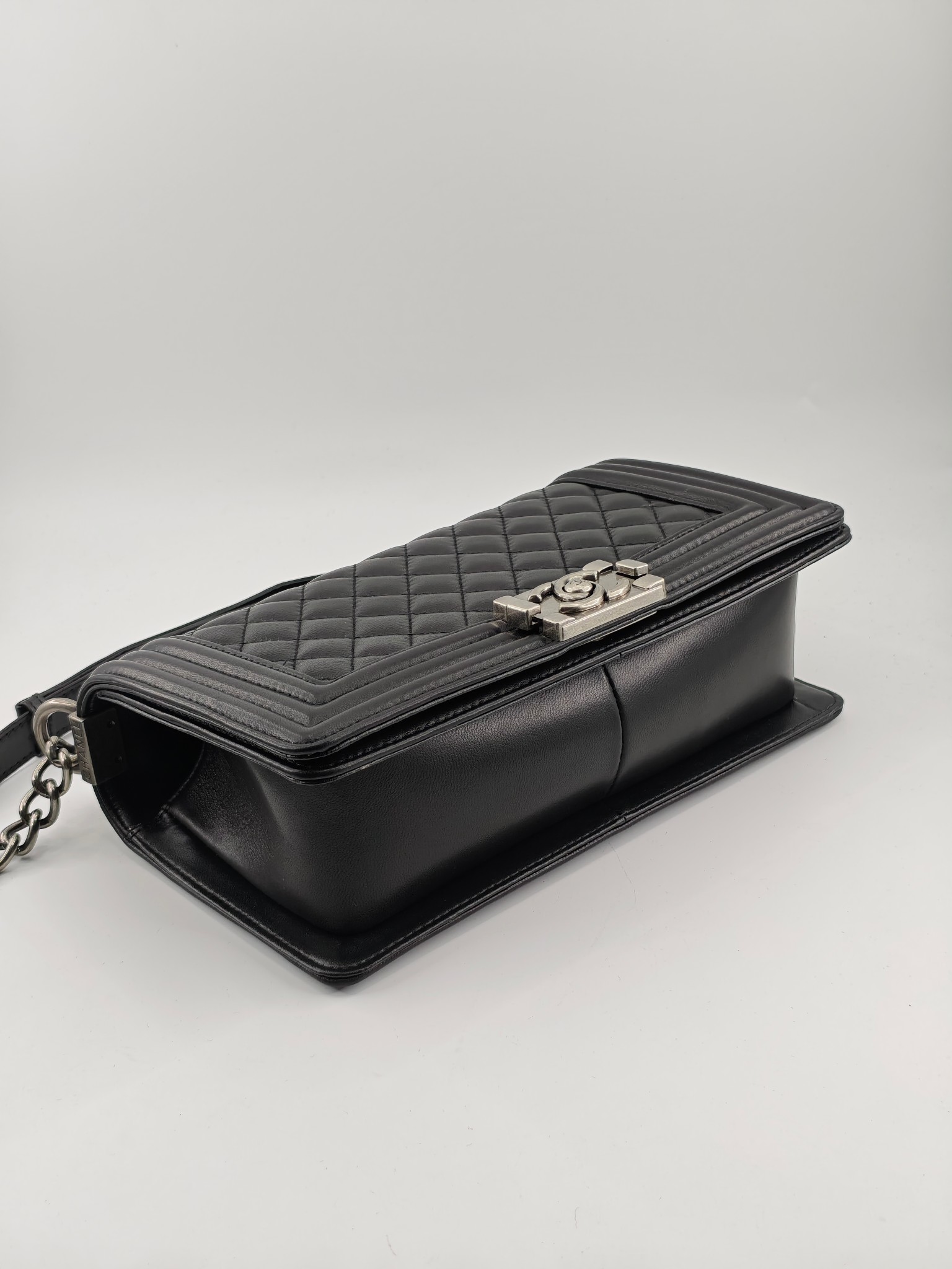 升级版辣妈中号
黑色小羊皮银扣
实物实拍
款号：67086
尺寸：25*16*9cm  

