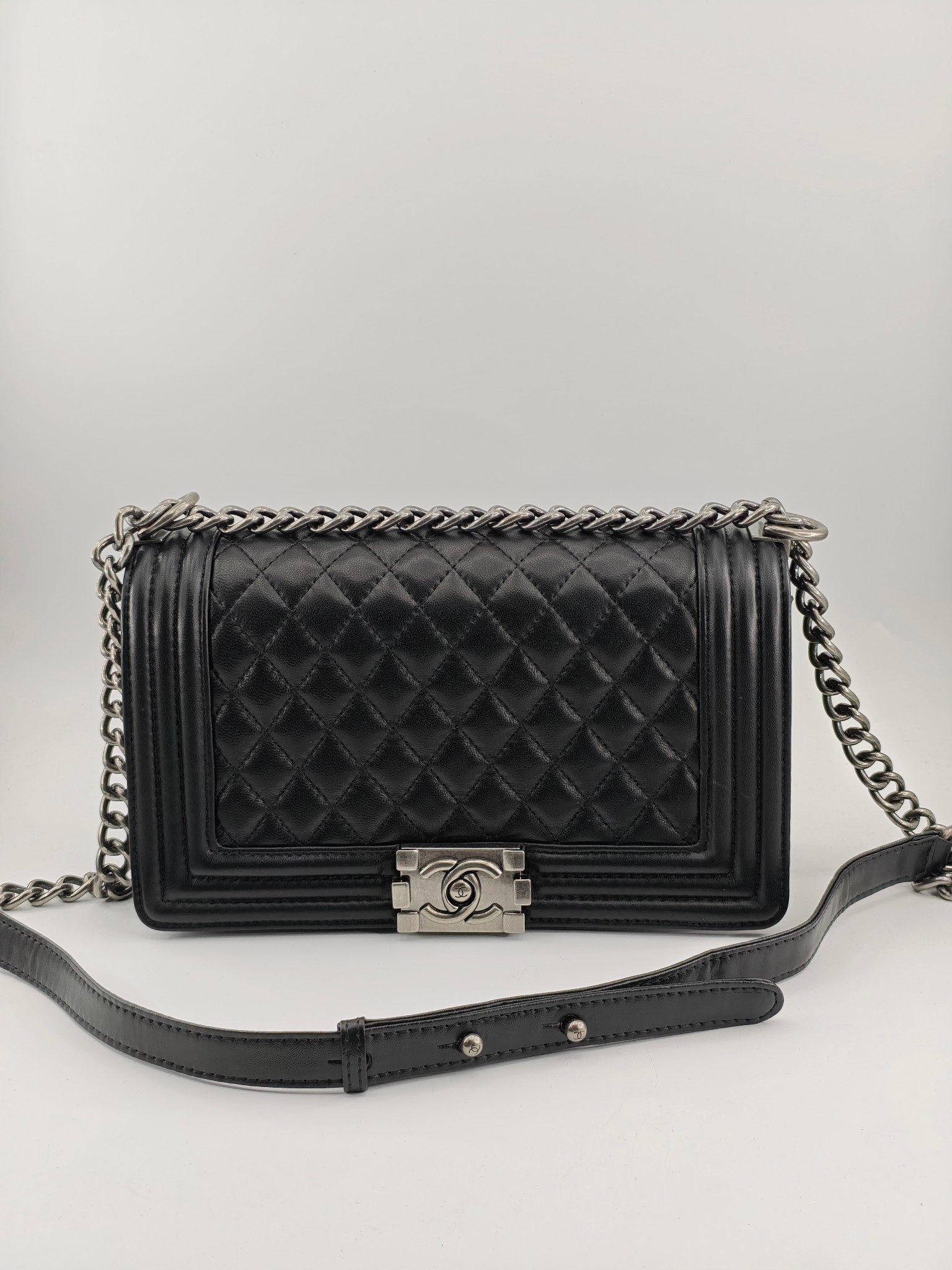 升级版辣妈中号
黑色小羊皮银扣
实物实拍
款号：67086
尺寸：25*16*9cm  

