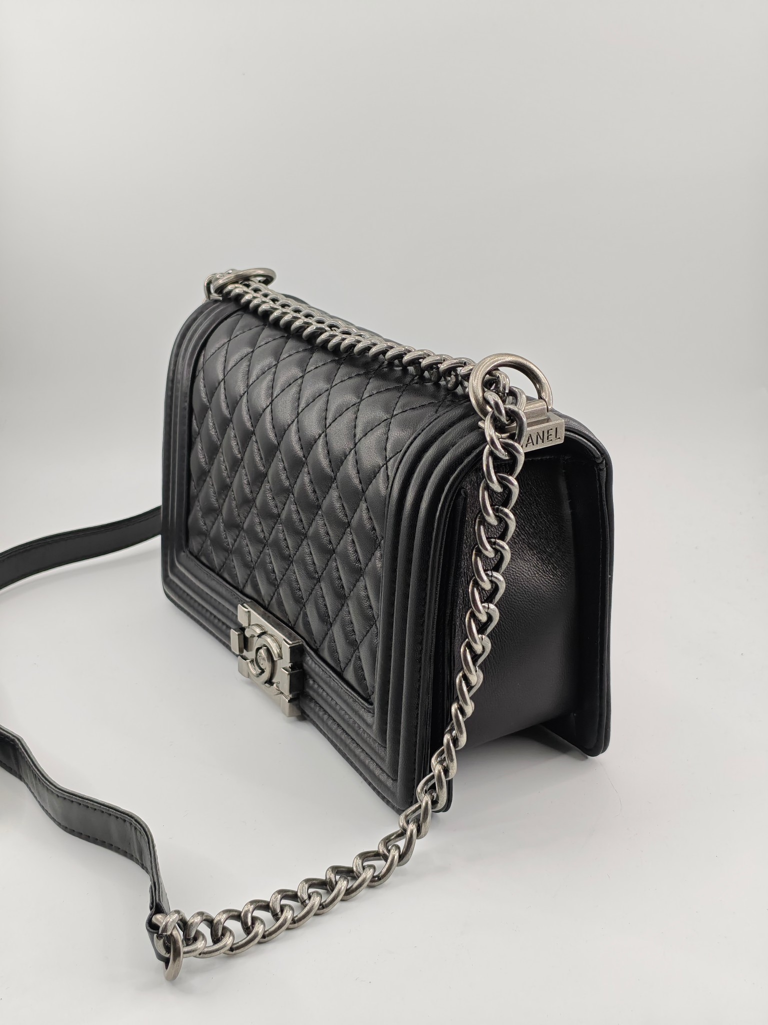 升级版辣妈中号
黑色小羊皮银扣
实物实拍
款号：67086
尺寸：25*16*9cm  

