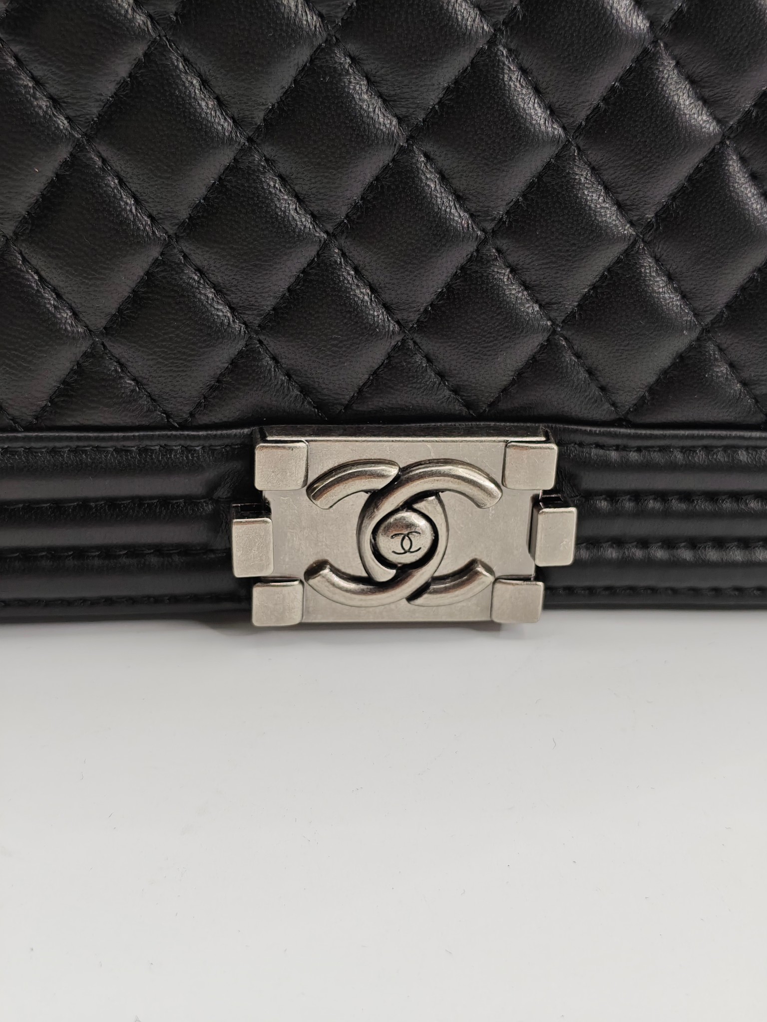 升级版辣妈中号
黑色小羊皮银扣
实物实拍
款号：67086
尺寸：25*16*9cm  

