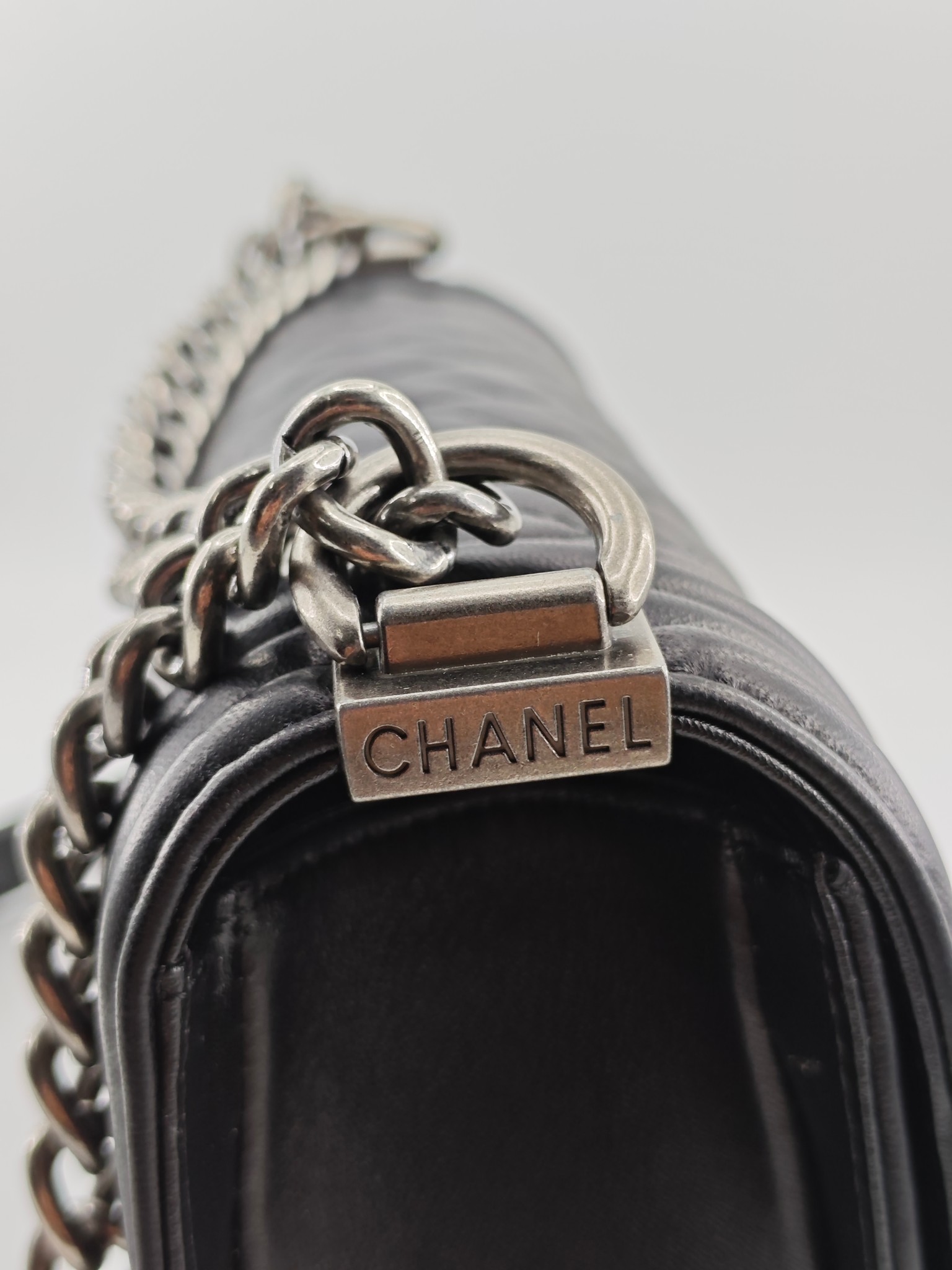 升级版辣妈中号
黑色小羊皮银扣
实物实拍
款号：67086
尺寸：25*16*9cm  

