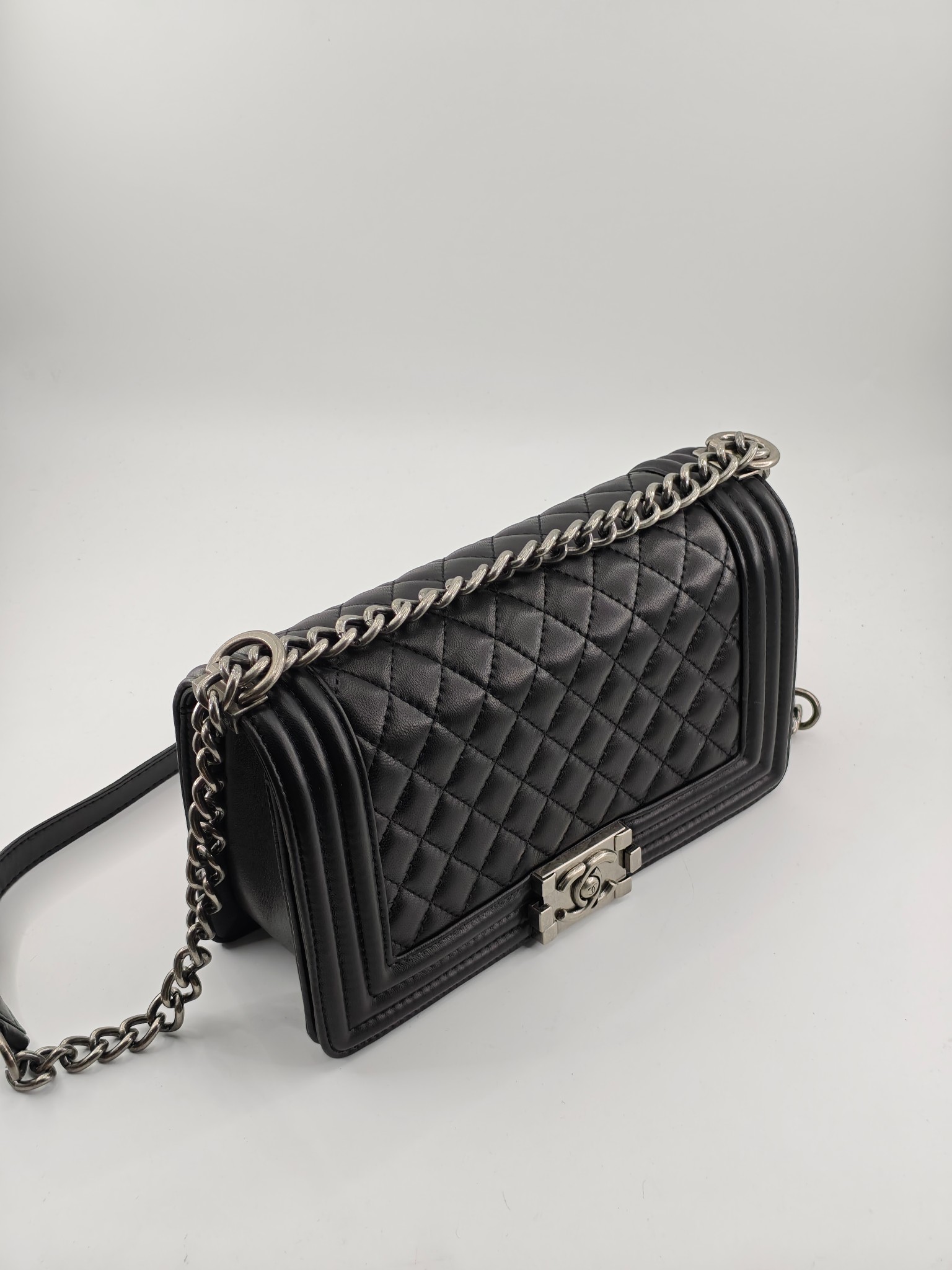 升级版辣妈中号
黑色小羊皮银扣
实物实拍
款号：67086
尺寸：25*16*9cm  

