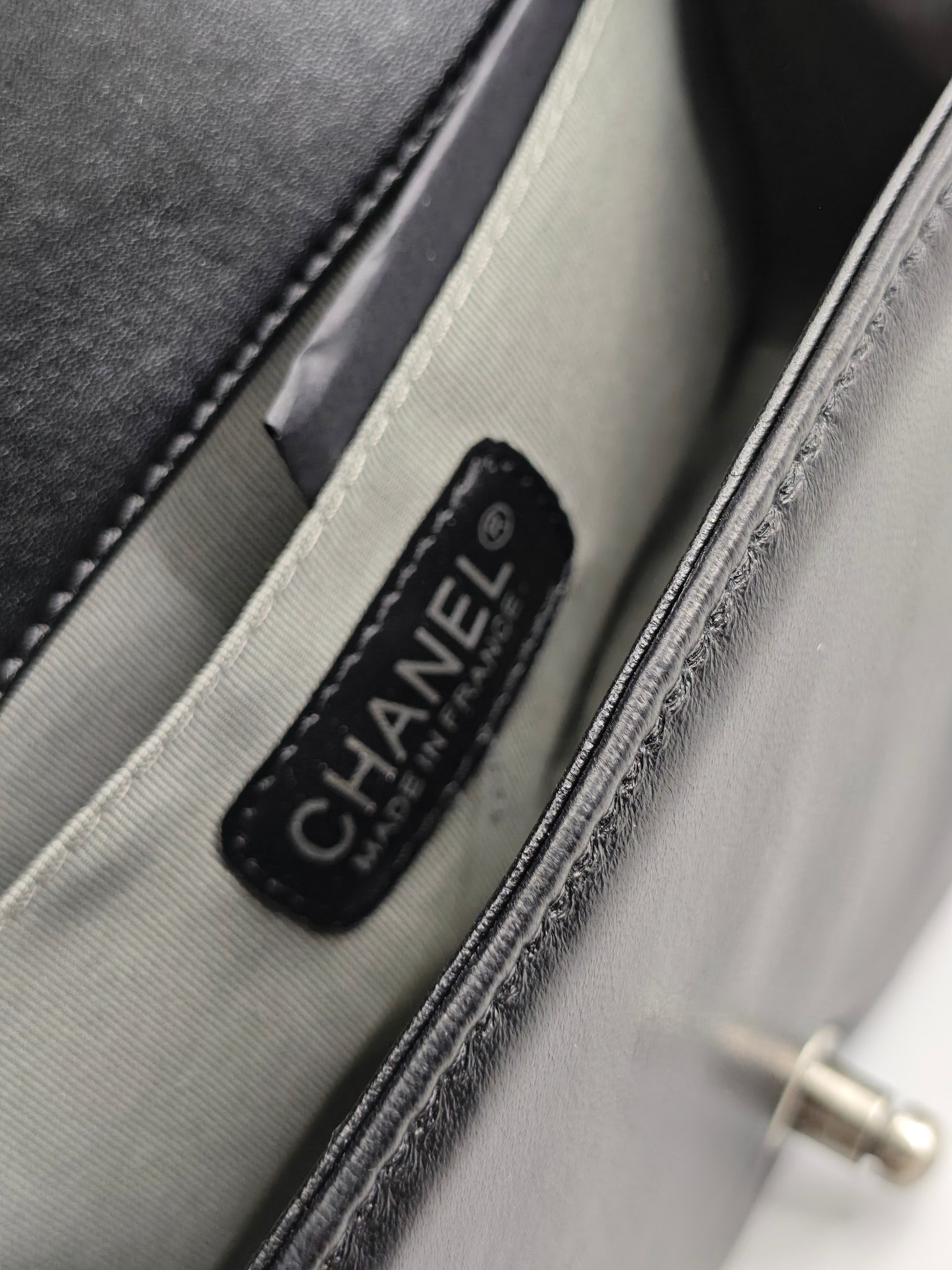 升级版辣妈中号
黑色小羊皮银扣
实物实拍
款号：67086
尺寸：25*16*9cm  

