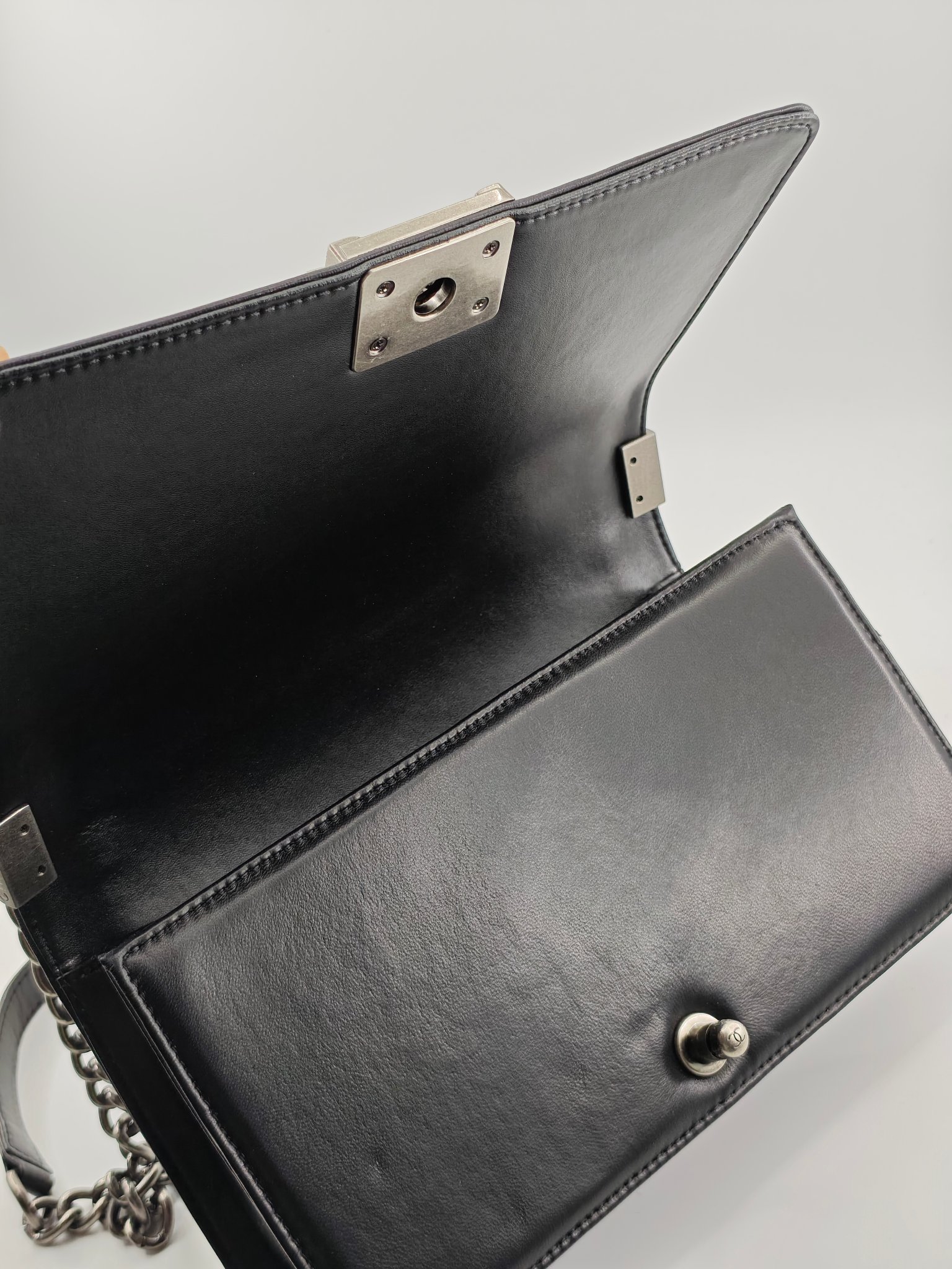 升级版辣妈中号
黑色小羊皮银扣
实物实拍
款号：67086
尺寸：25*16*9cm  

