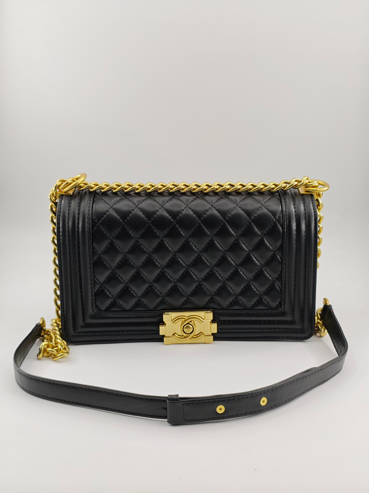 升级版辣妈中号
黑色小羊皮金扣
实物实拍
款号：67086
尺寸：25*16*9cm  
