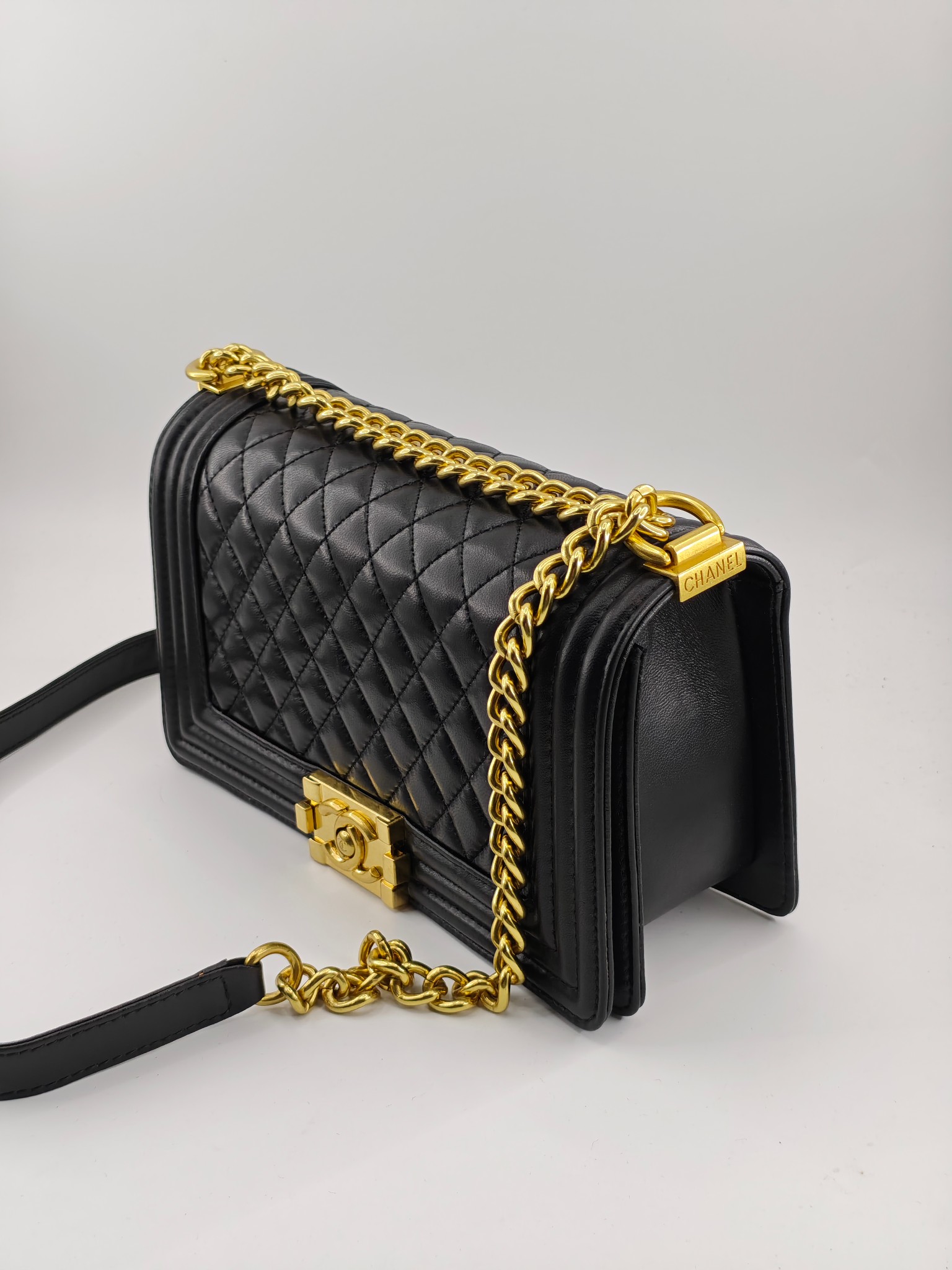 升级版辣妈中号
黑色小羊皮金扣
实物实拍
款号：67086
尺寸：25*16*9cm  
