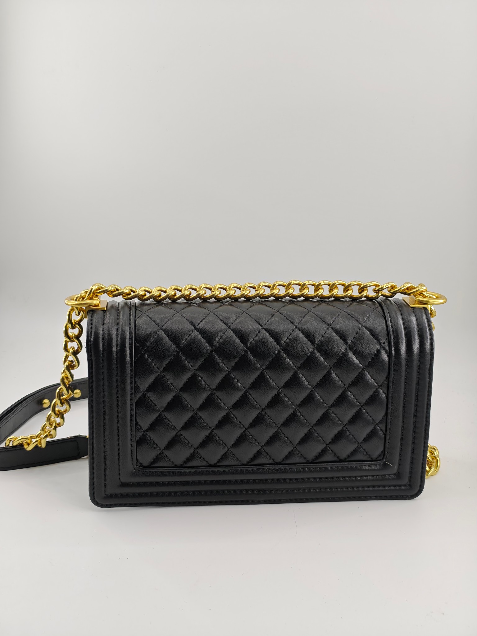 升级版辣妈中号
黑色小羊皮金扣
实物实拍
款号：67086
尺寸：25*16*9cm  
