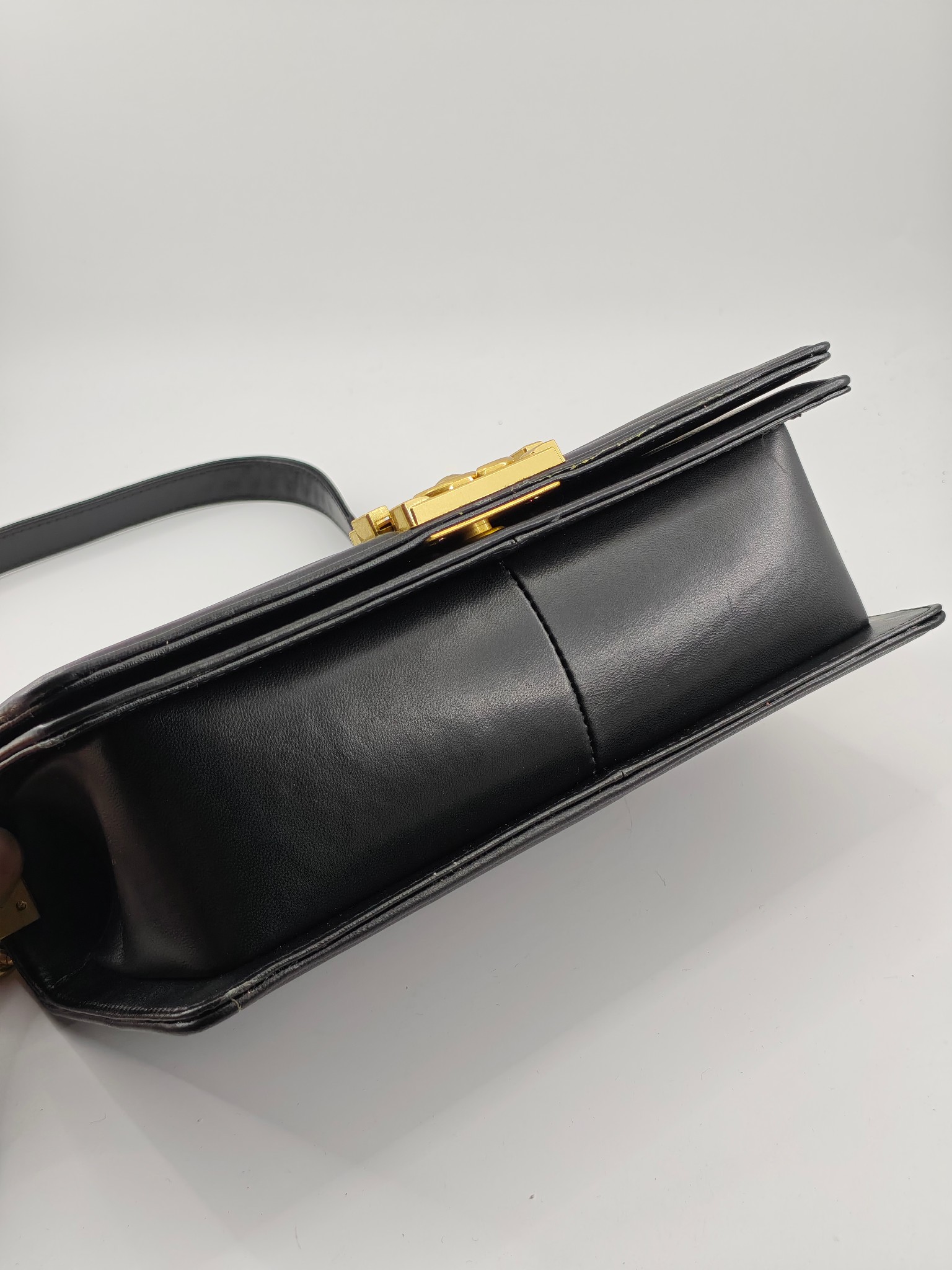 升级版辣妈中号
黑色小羊皮金扣
实物实拍
款号：67086
尺寸：25*16*9cm  
