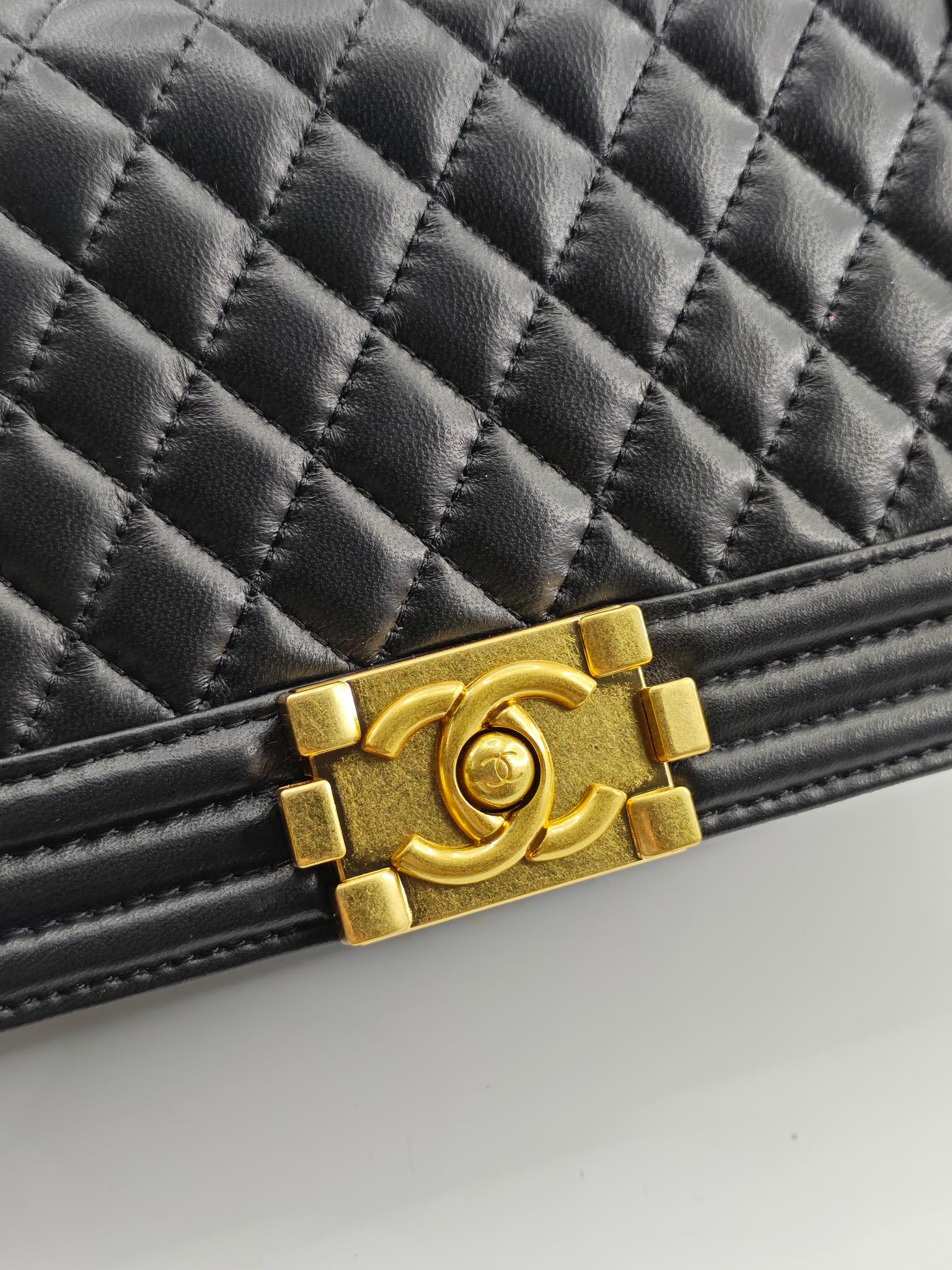 升级版辣妈中号
黑色小羊皮金扣
实物实拍
款号：67086
尺寸：25*16*9cm  
