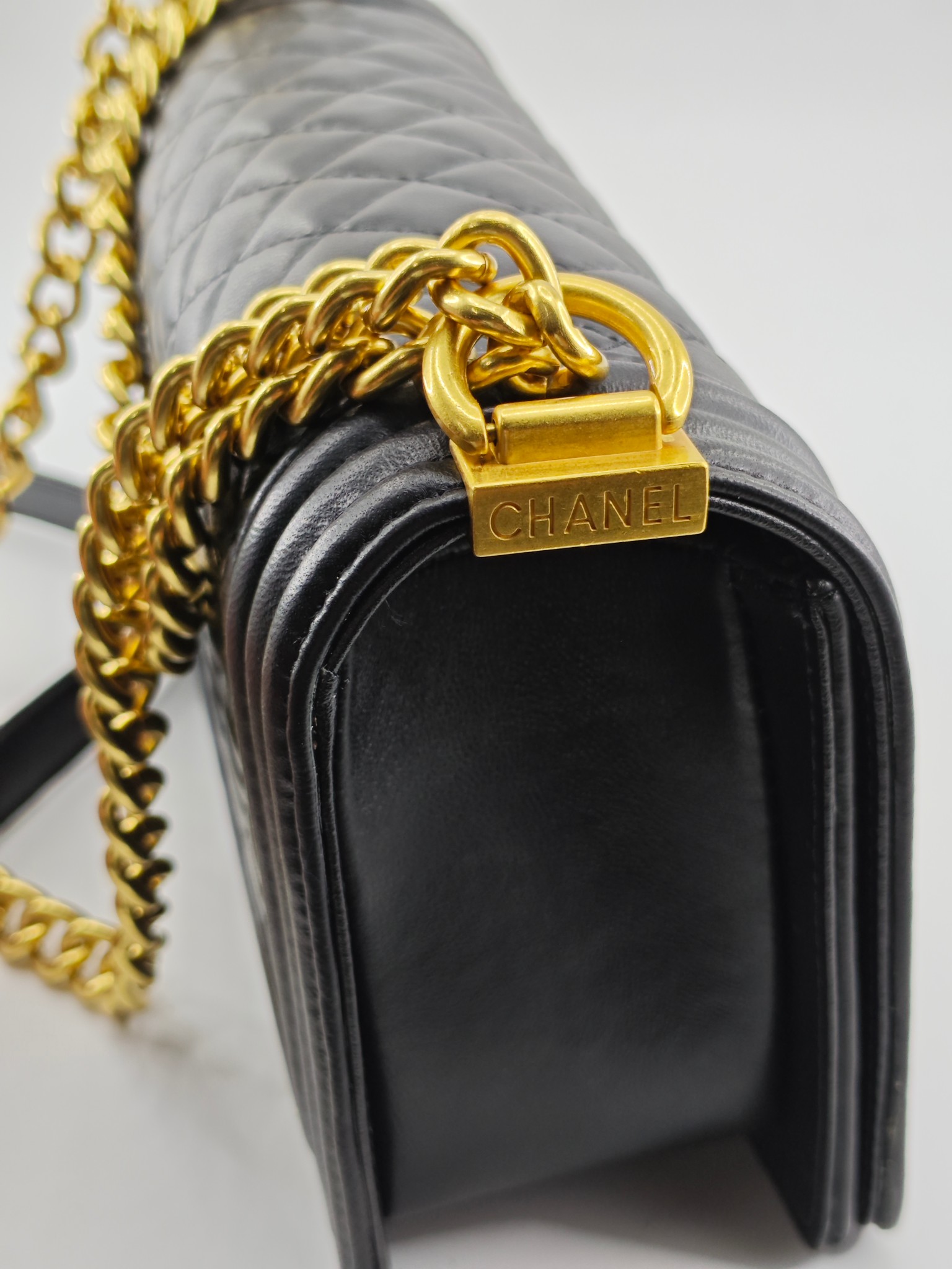 升级版辣妈中号
黑色小羊皮金扣
实物实拍
款号：67086
尺寸：25*16*9cm  
