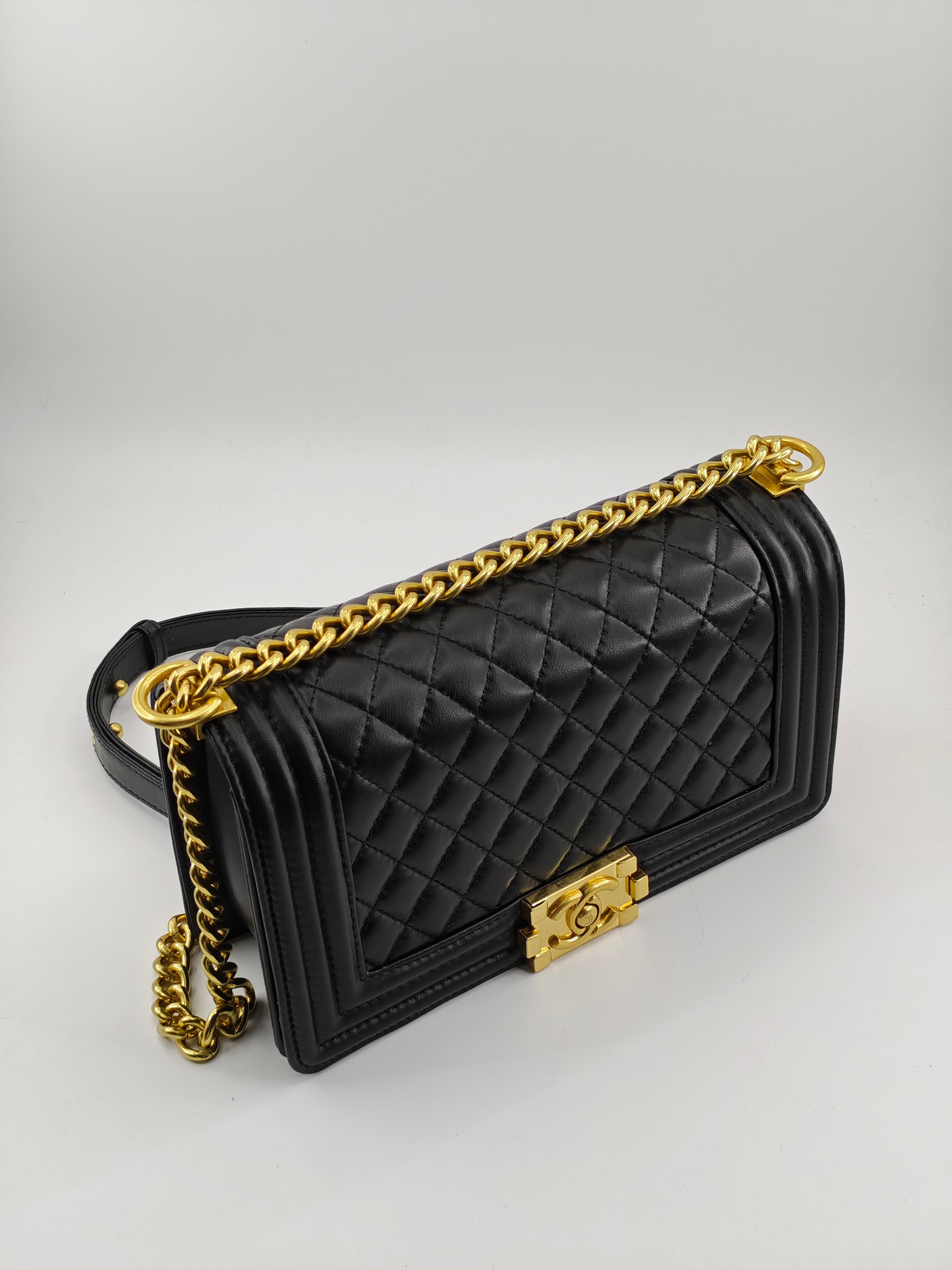 升级版辣妈中号
黑色小羊皮金扣
实物实拍
款号：67086
尺寸：25*16*9cm  
