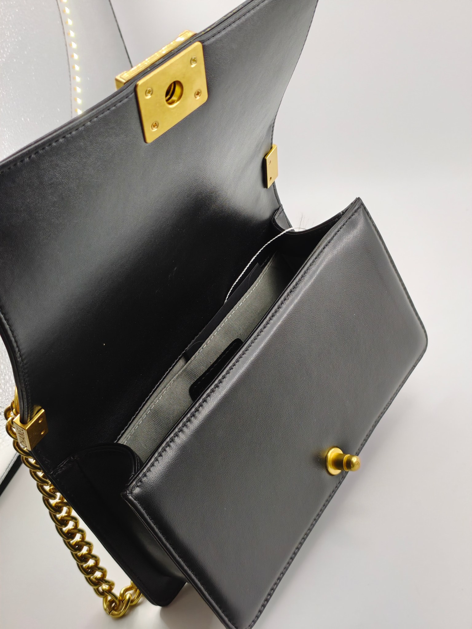 升级版辣妈中号
黑色小羊皮金扣
实物实拍
款号：67086
尺寸：25*16*9cm  
