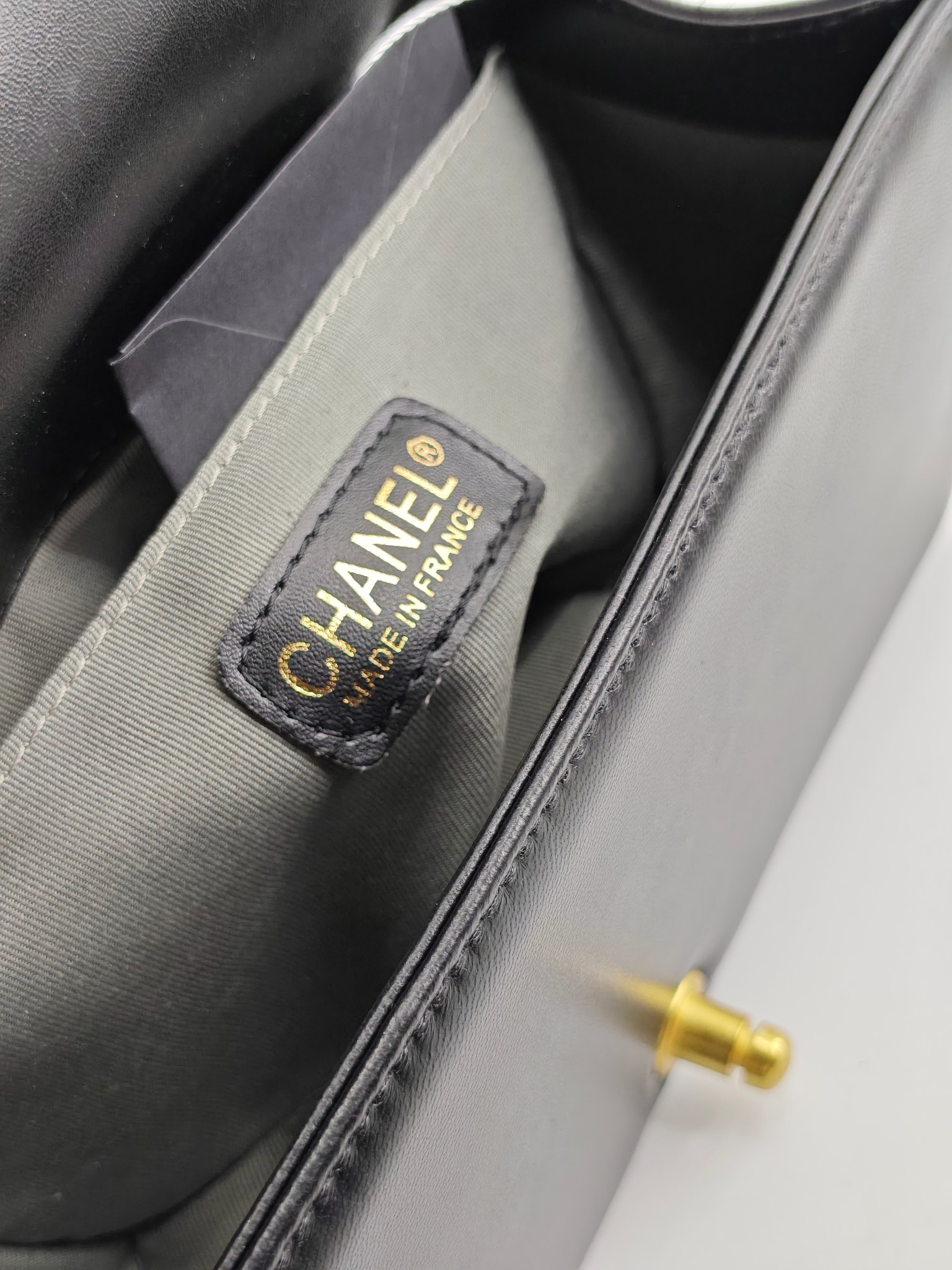 升级版辣妈中号
黑色小羊皮金扣
实物实拍
款号：67086
尺寸：25*16*9cm  
