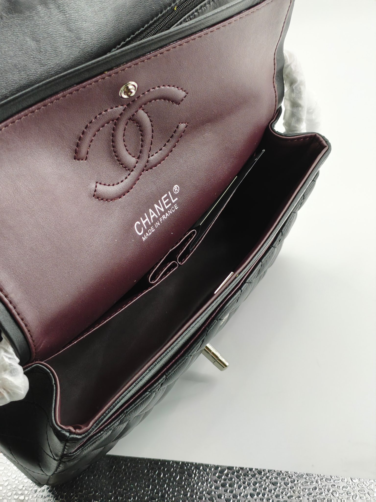 升级版CF中号
黑色小羊皮银扣
实物实拍
款号：1112
尺寸：25.5X16X7 
