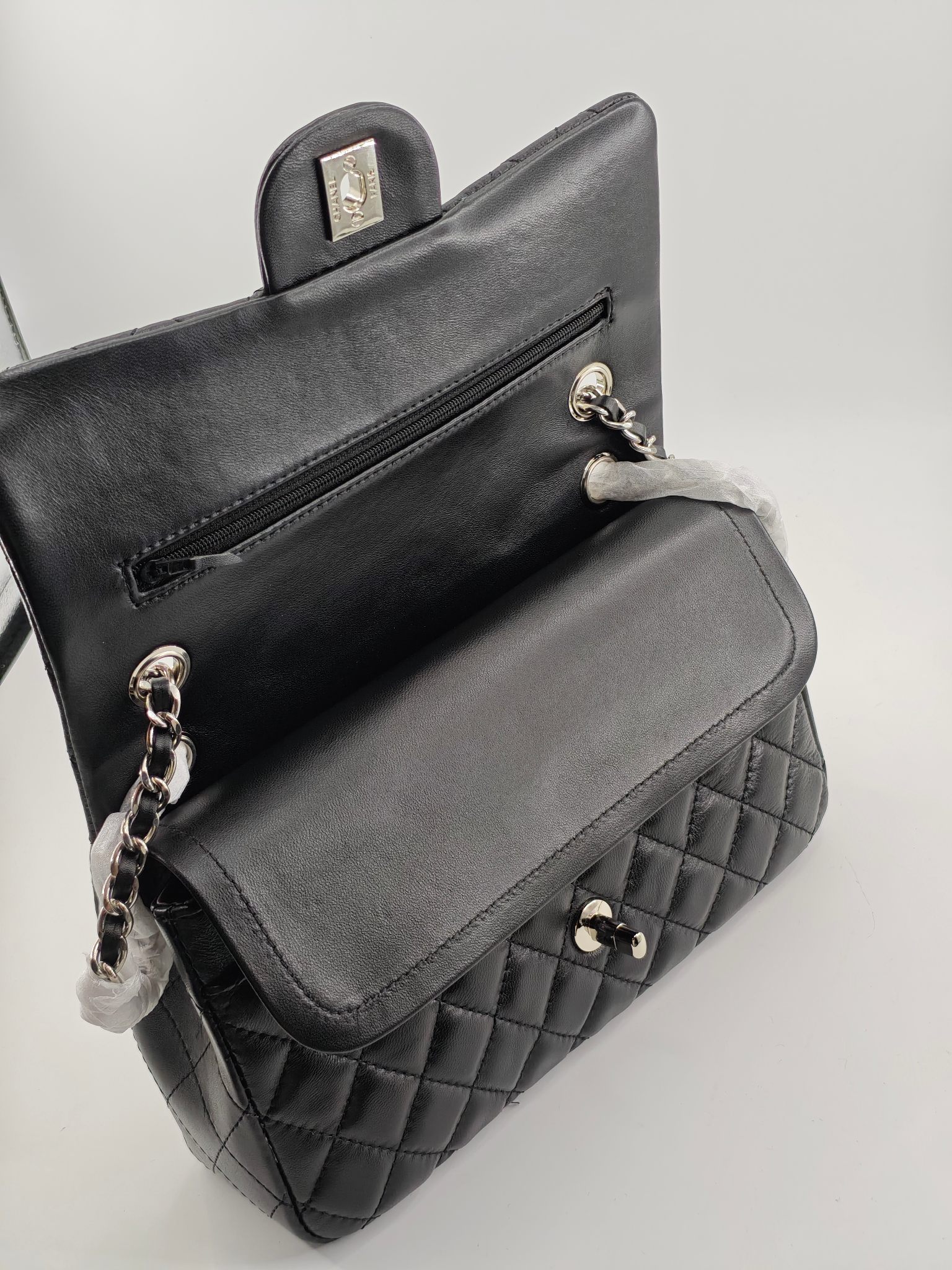 升级版CF中号
黑色小羊皮银扣
实物实拍
款号：1112
尺寸：25.5X16X7 
