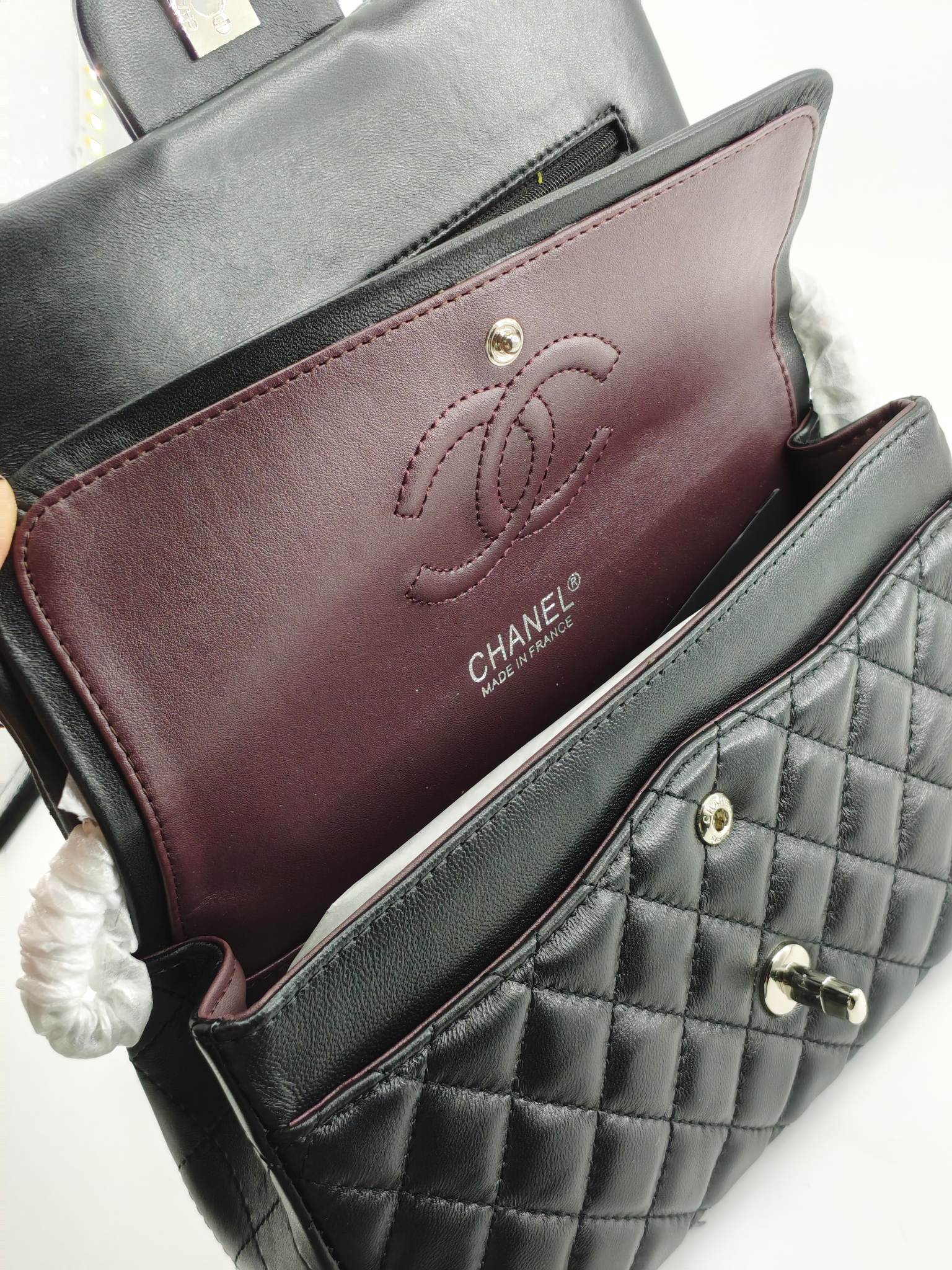 升级版CF中号
黑色小羊皮银扣
实物实拍
款号：1112
尺寸：25.5X16X7 
