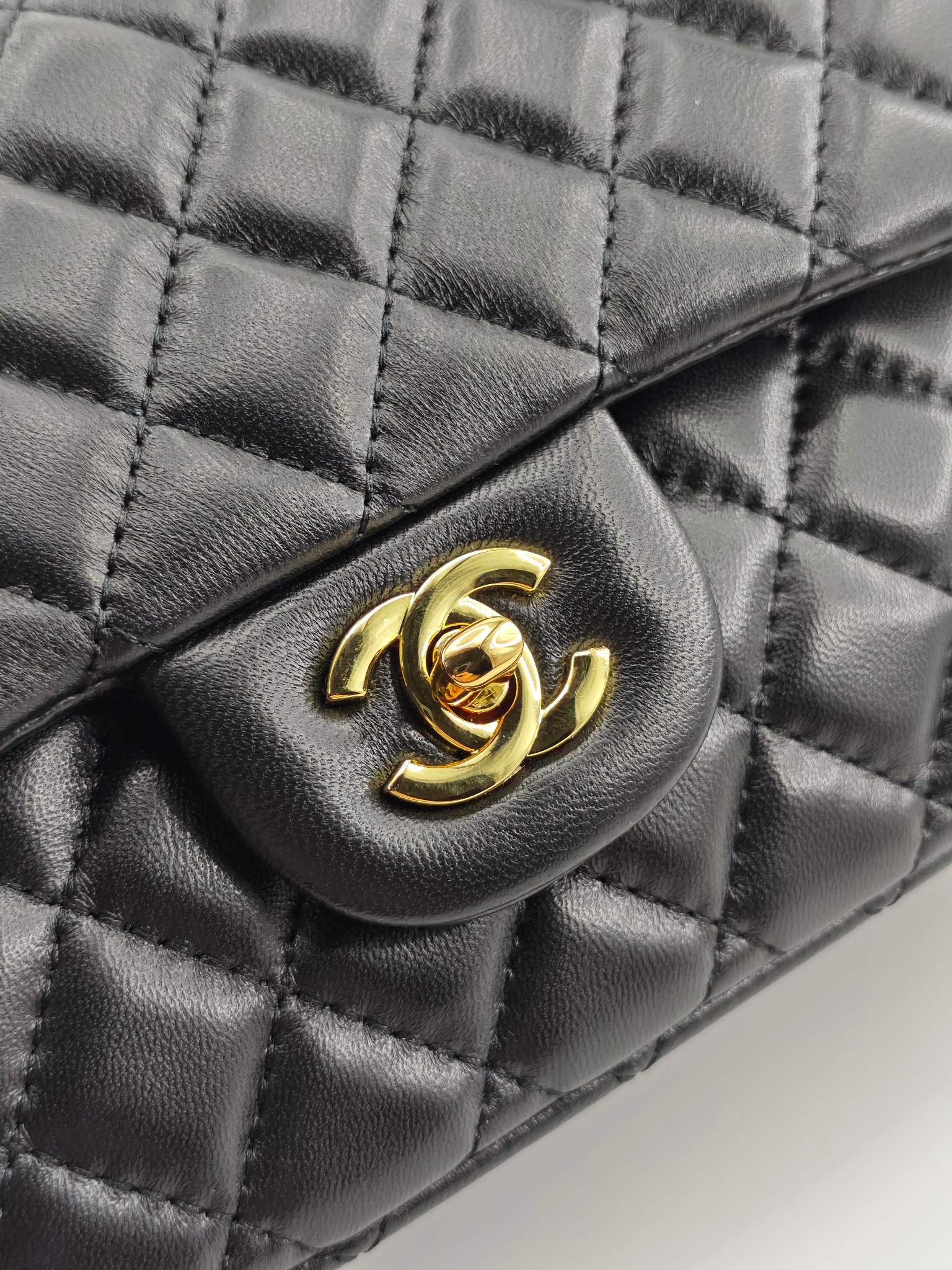 升级版CF中号
黑色小羊皮金扣
实物实拍
款号：1112
尺寸：25.5X16X7 

