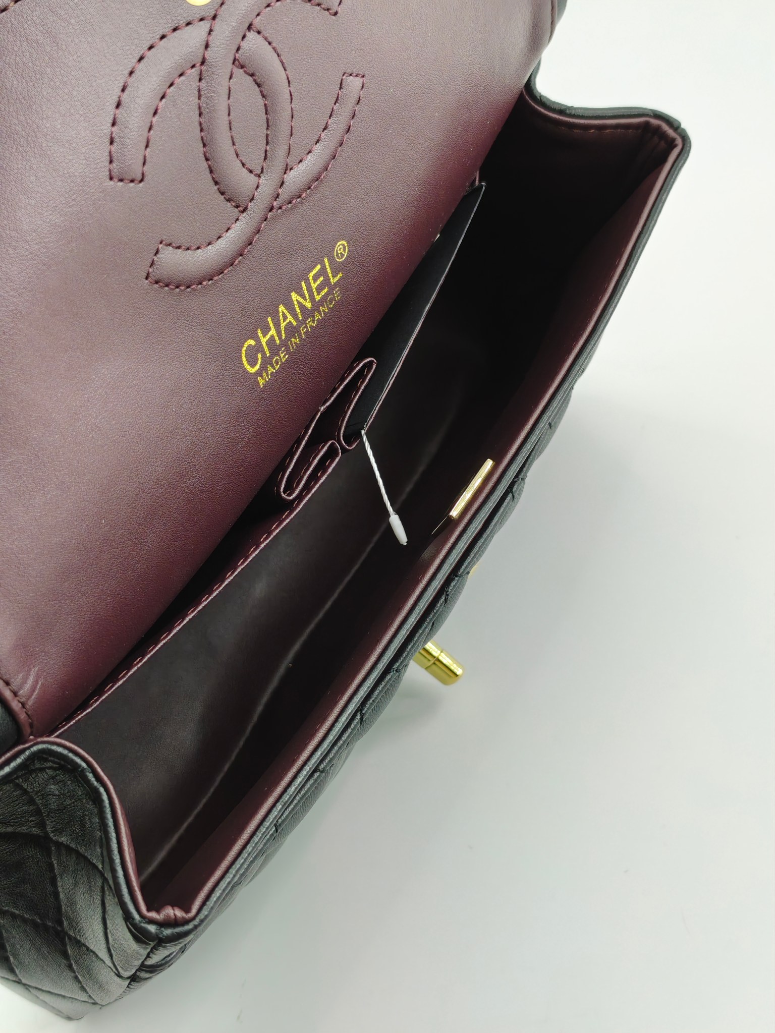 升级版CF中号
黑色小羊皮金扣
实物实拍
款号：1112
尺寸：25.5X16X7 

