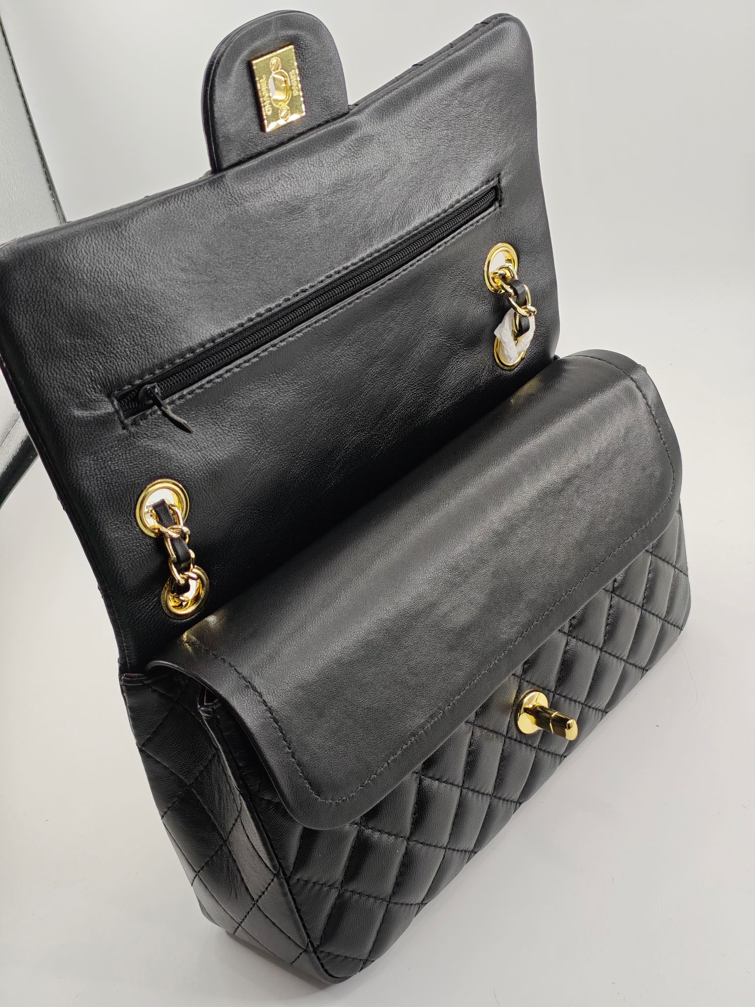 升级版CF中号
黑色小羊皮金扣
实物实拍
款号：1112
尺寸：25.5X16X7 

