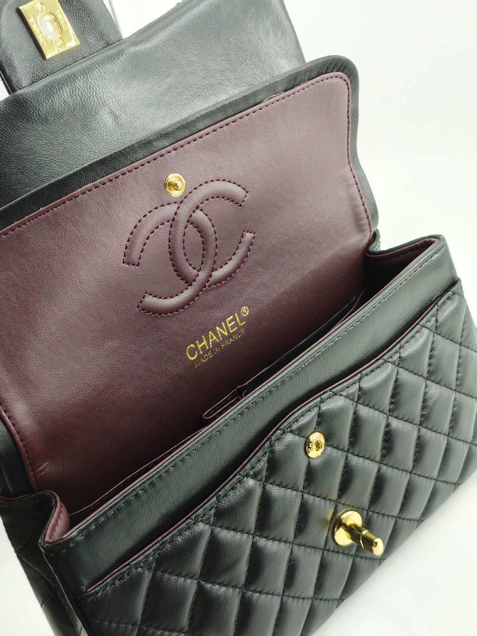 升级版CF中号
黑色小羊皮金扣
实物实拍
款号：1112
尺寸：25.5X16X7 

