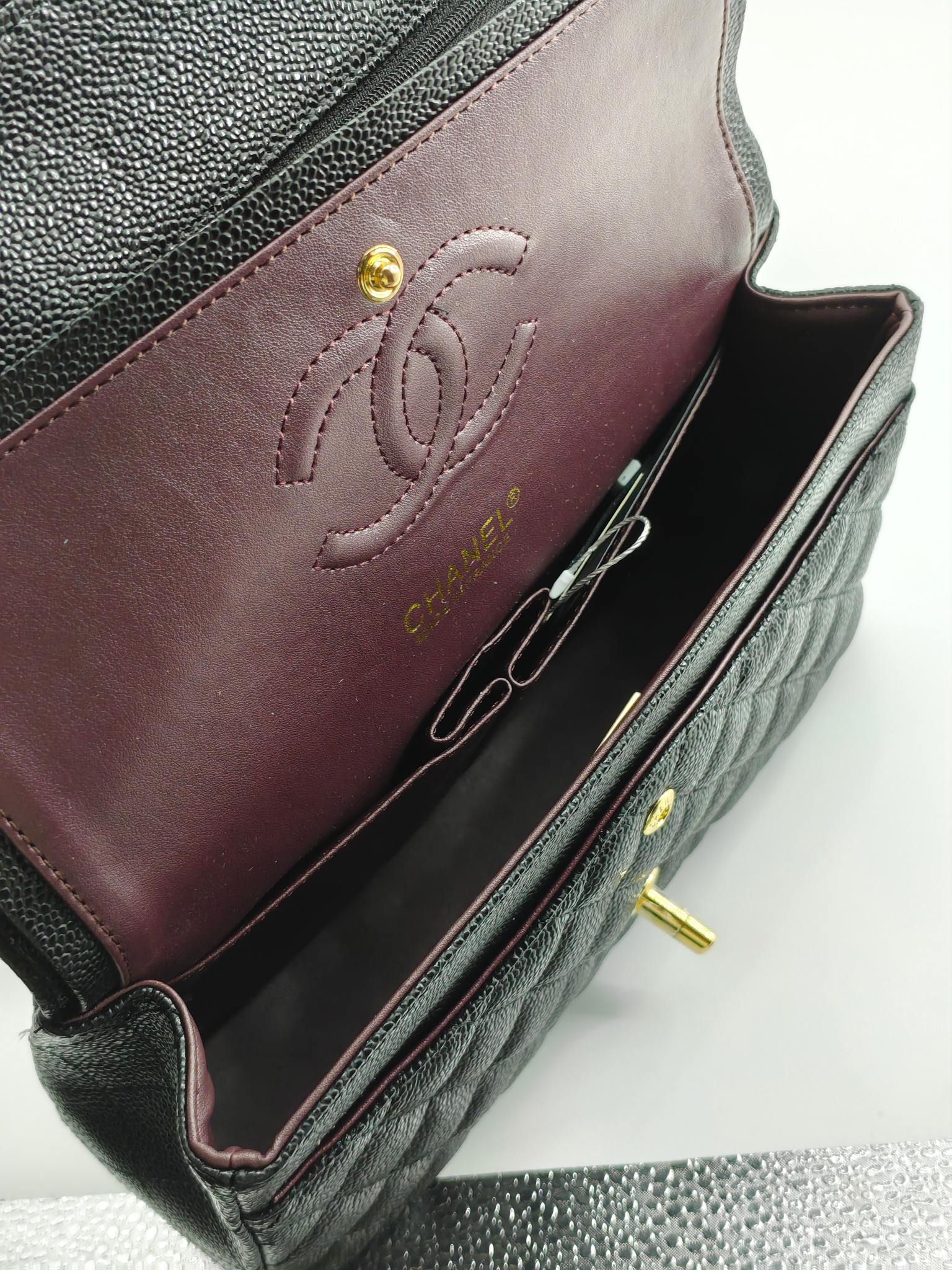 升级版CF中号
黑色鱼子酱金扣
实物实拍
款号：1112
尺寸：25.5X16X7 

