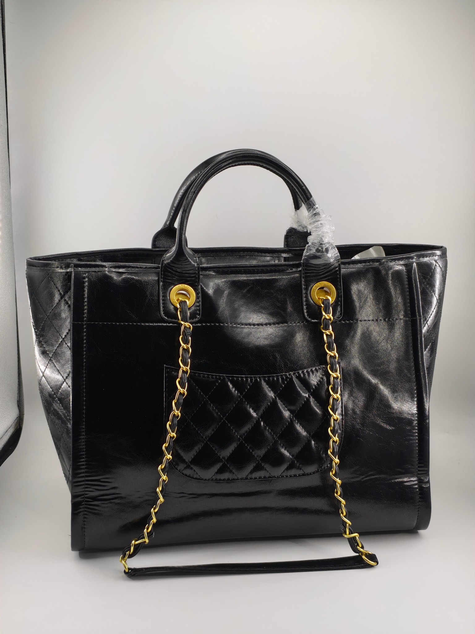 Chanel托特包
黑色头层油蜡牛皮鎏金
实物实拍
尺寸：38/30/18
款号：A8882
