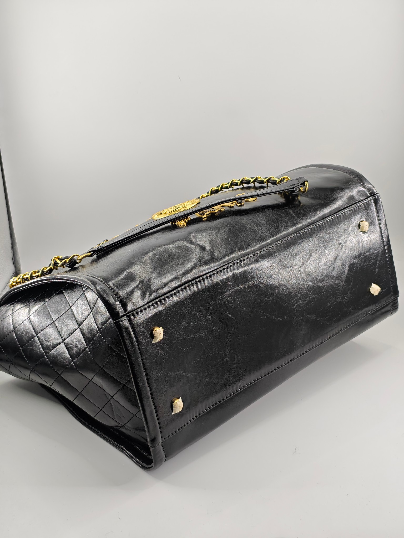 Chanel托特包
黑色头层油蜡牛皮鎏金
实物实拍
尺寸：38/30/18
款号：A8882
