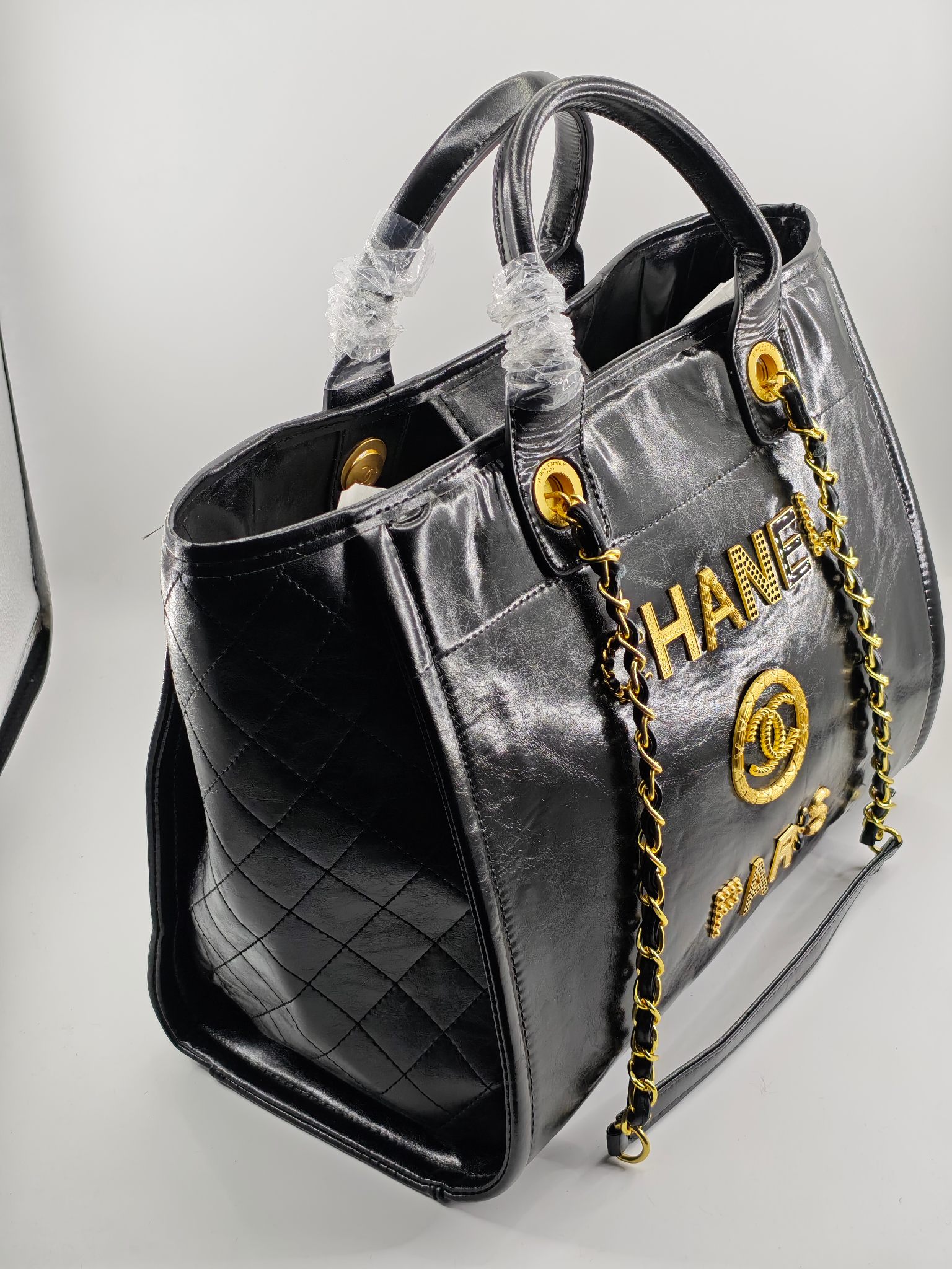 Chanel托特包
黑色头层油蜡牛皮鎏金
实物实拍
尺寸：38/30/18
款号：A8882
