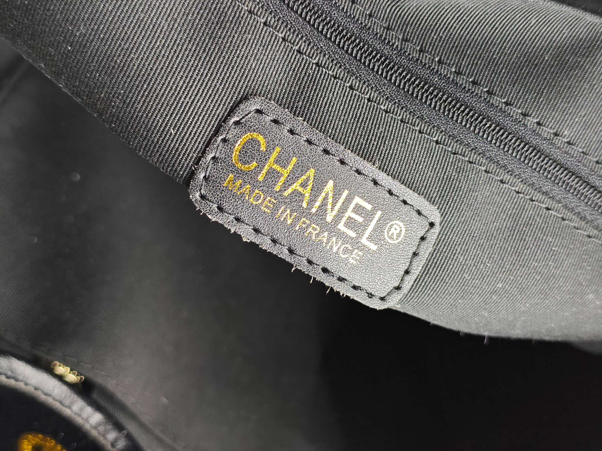 Chanel托特包
黑色头层油蜡牛皮鎏金
实物实拍
尺寸：38/30/18
款号：A8882
