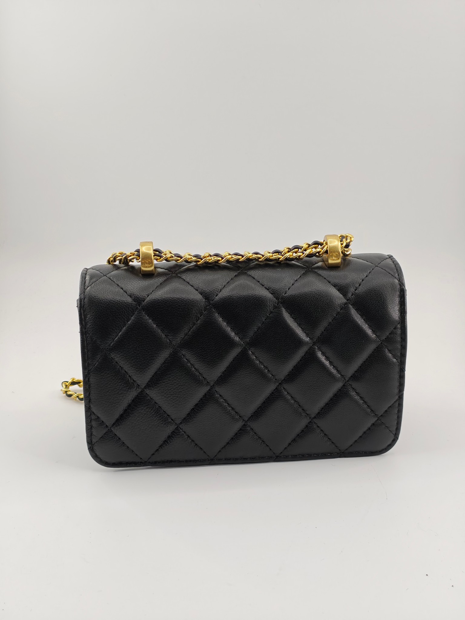 小香菱格休闲包
黑色头层小羊皮金扣
实物实拍
尺寸：19/12/7
款号：704小号
