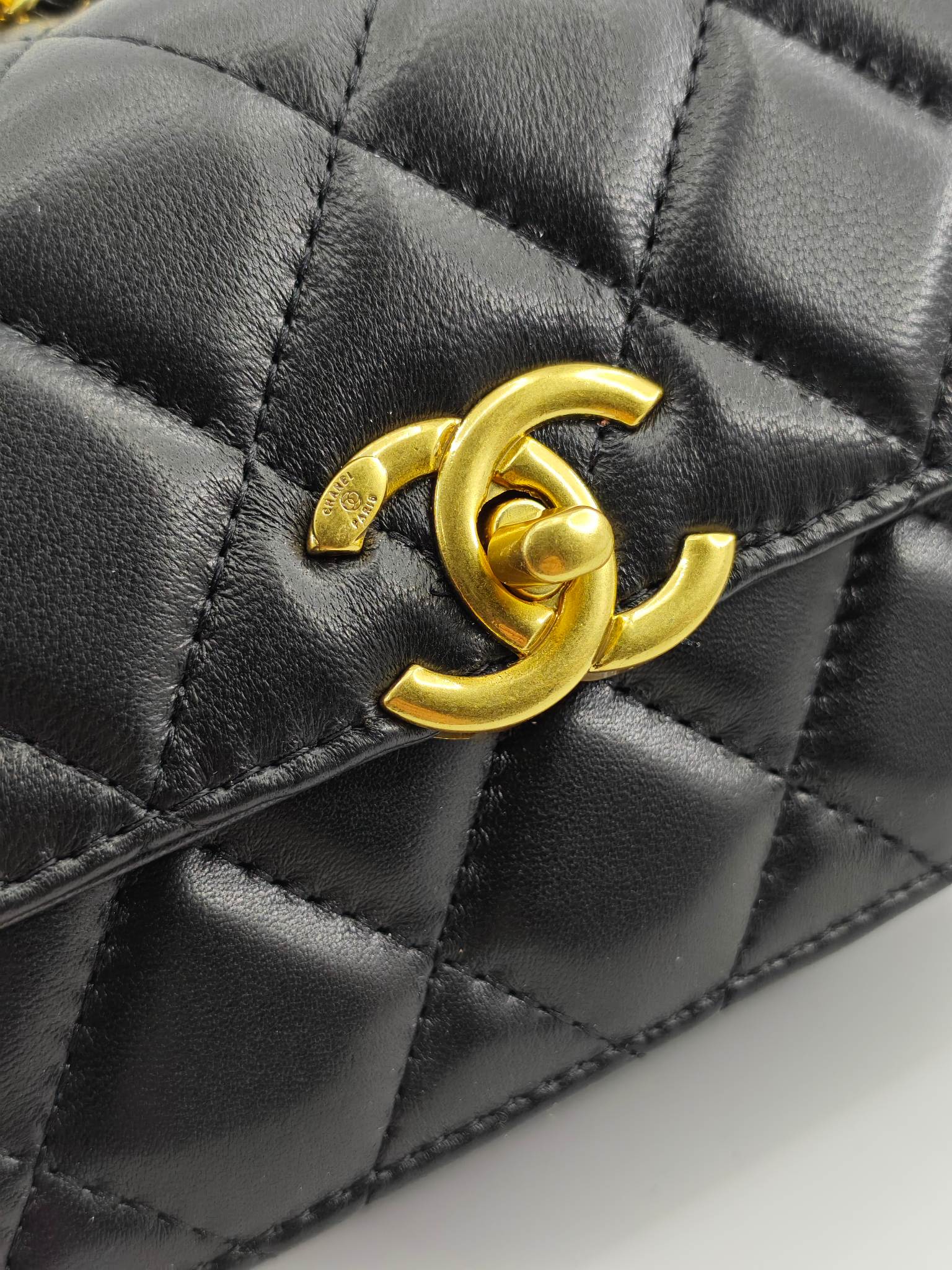 小香菱格休闲包
黑色头层小羊皮金扣
实物实拍
尺寸：19/12/7
款号：704小号
