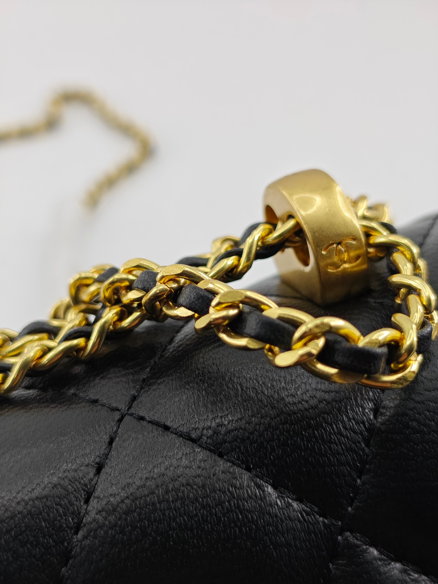 小香菱格休闲包
黑色头层小羊皮金扣
实物实拍
尺寸：19/12/7
款号：704小号
