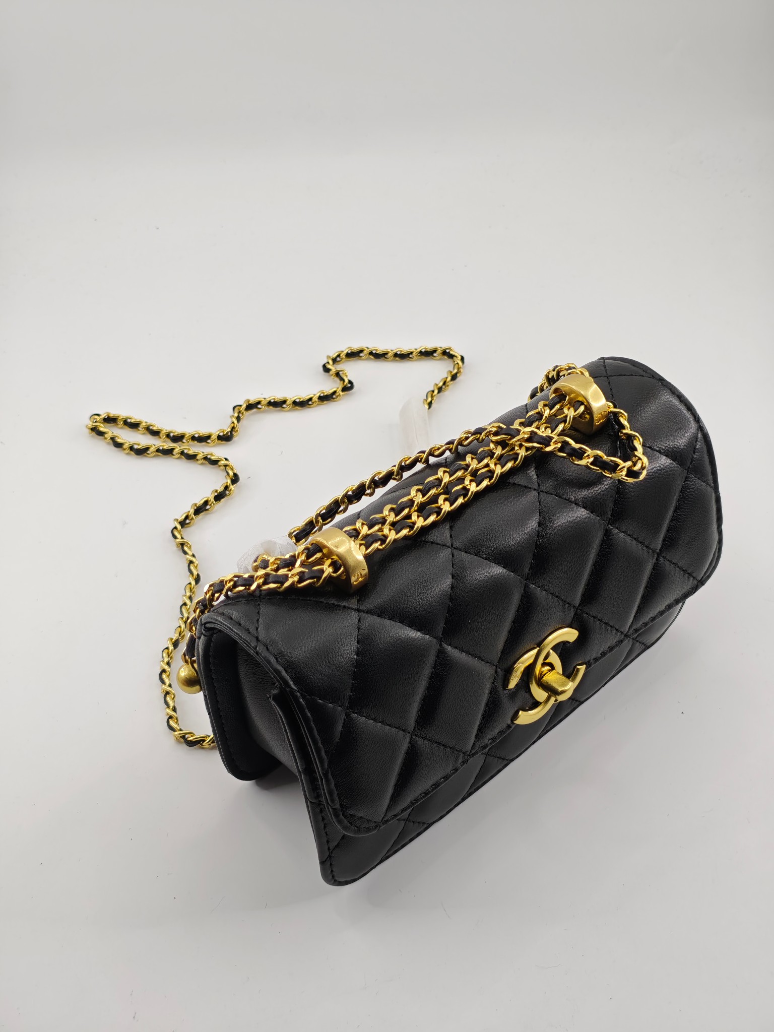 小香菱格休闲包
黑色头层小羊皮金扣
实物实拍
尺寸：19/12/7
款号：704小号
