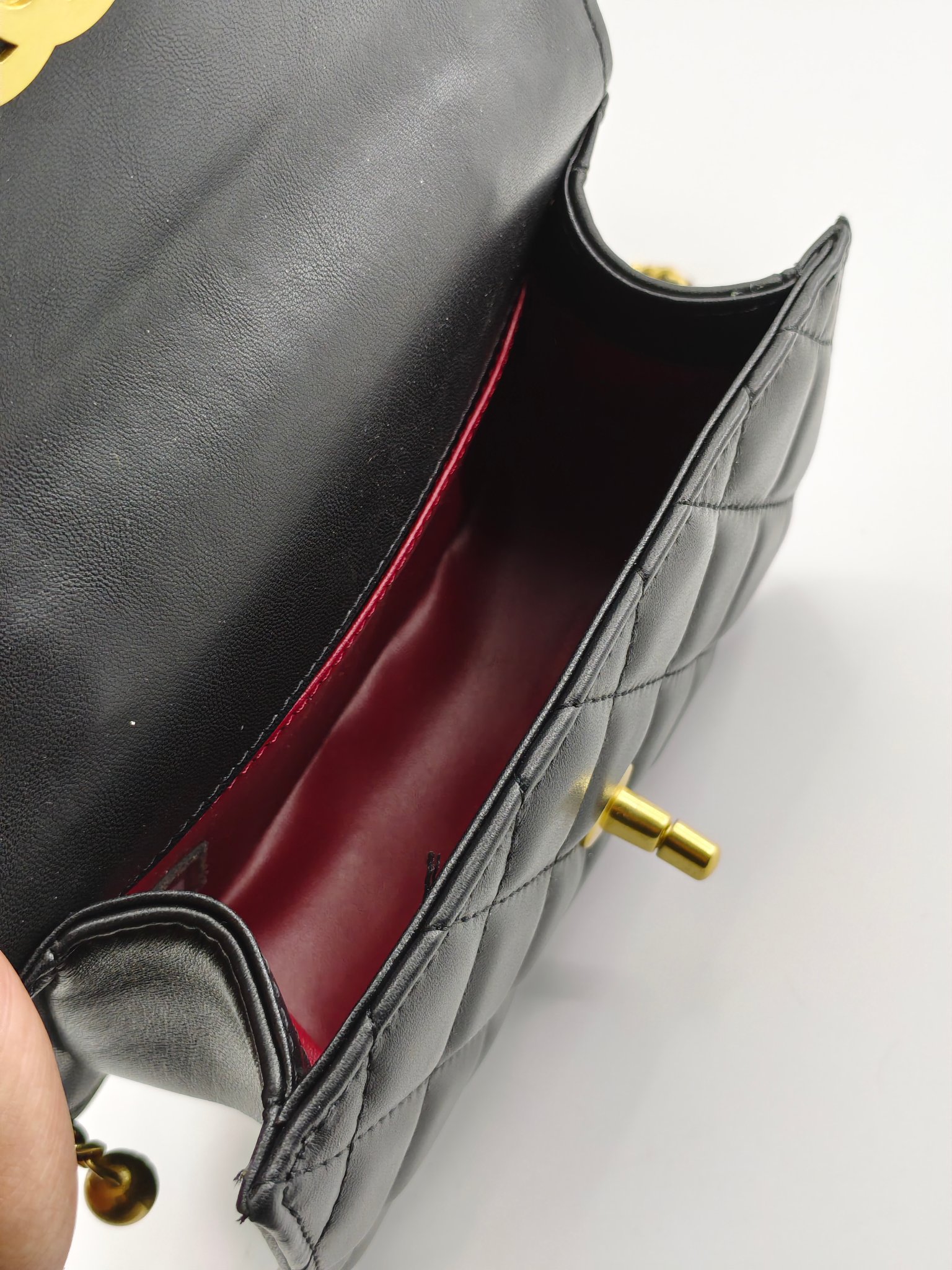 小香菱格休闲包
黑色头层小羊皮金扣
实物实拍
尺寸：19/12/7
款号：704小号
