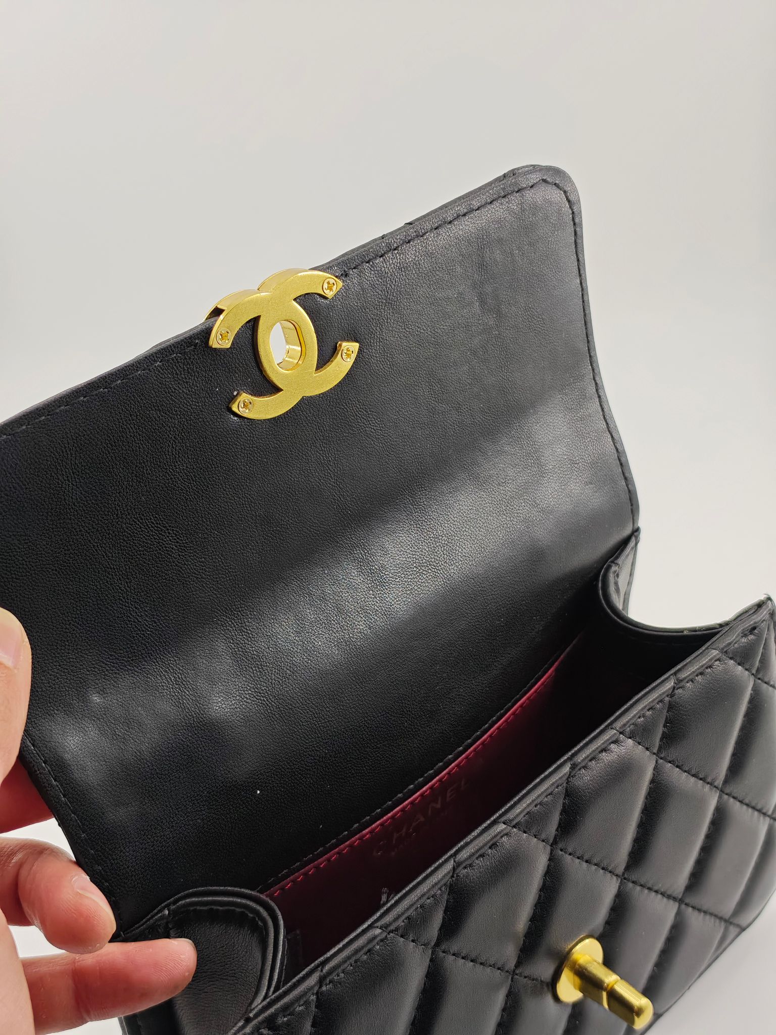 小香菱格休闲包
黑色头层小羊皮金扣
实物实拍
尺寸：19/12/7
款号：704小号
