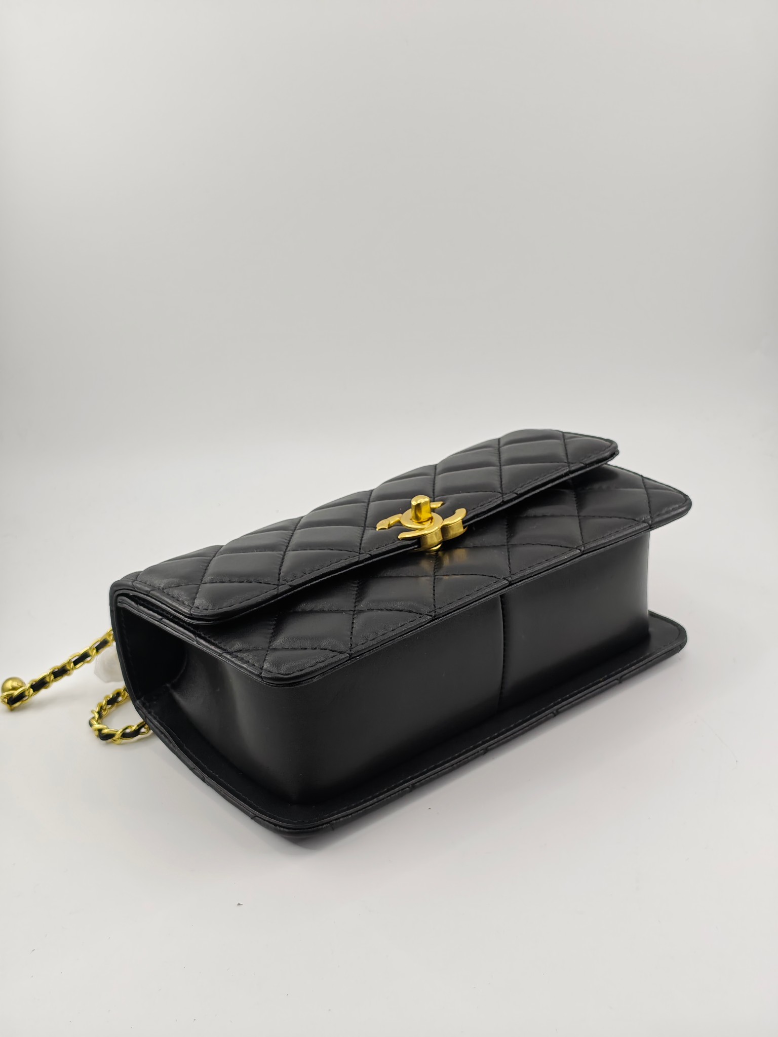 小香菱格休闲包
黑色头层小羊皮金扣
实物实拍
尺寸：22/13/8
款号：704大号
