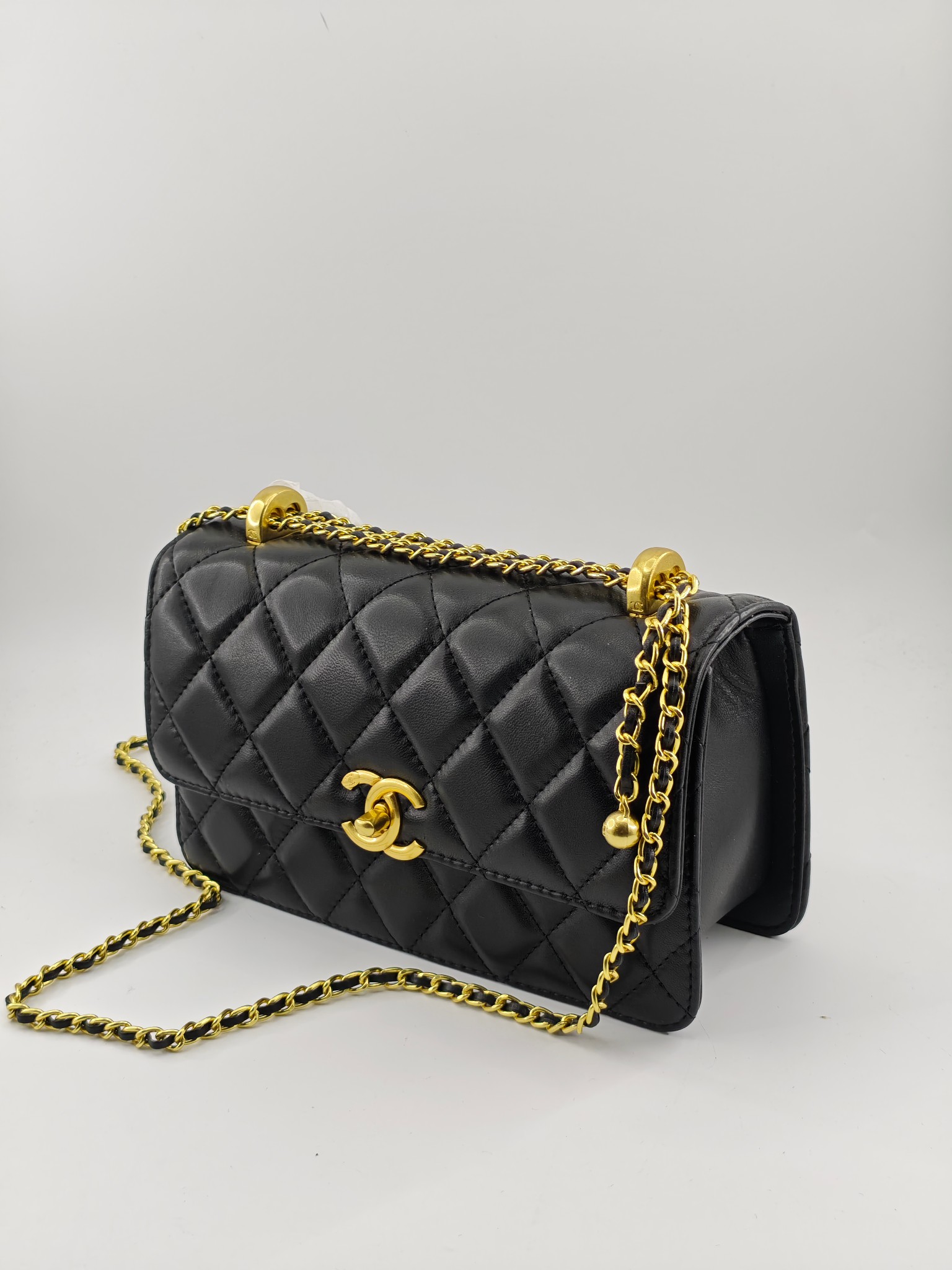 小香菱格休闲包
黑色头层小羊皮金扣
实物实拍
尺寸：22/13/8
款号：704大号
