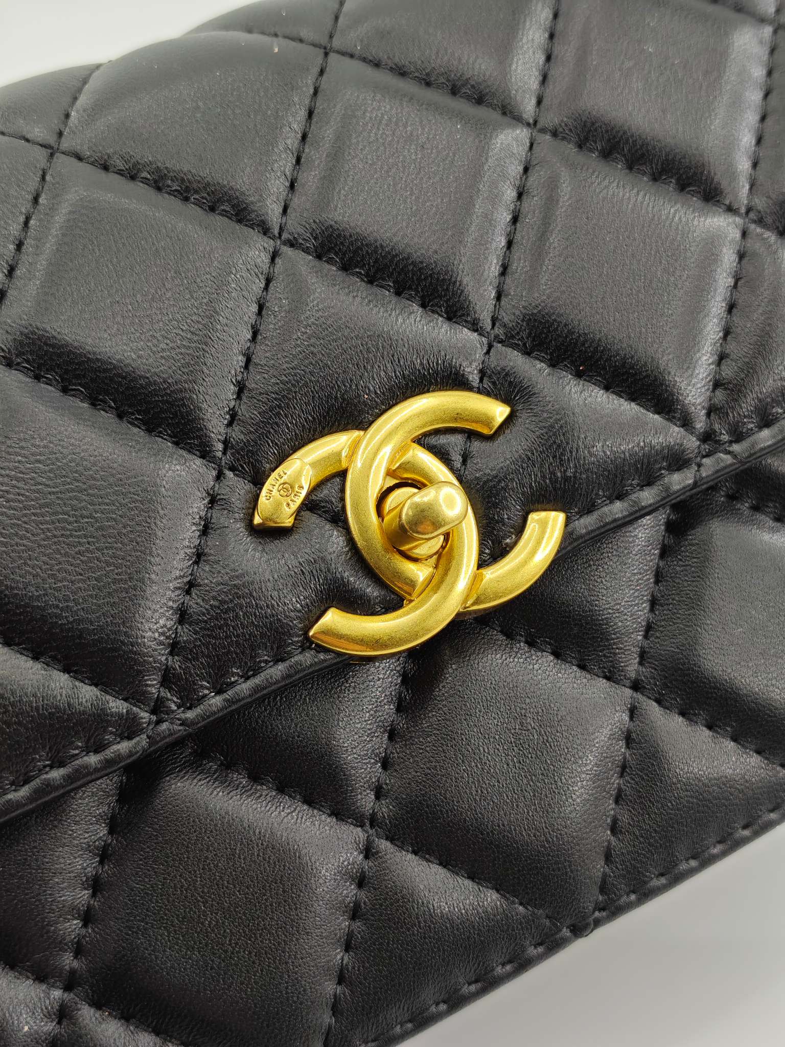 小香菱格休闲包
黑色头层小羊皮金扣
实物实拍
尺寸：22/13/8
款号：704大号
