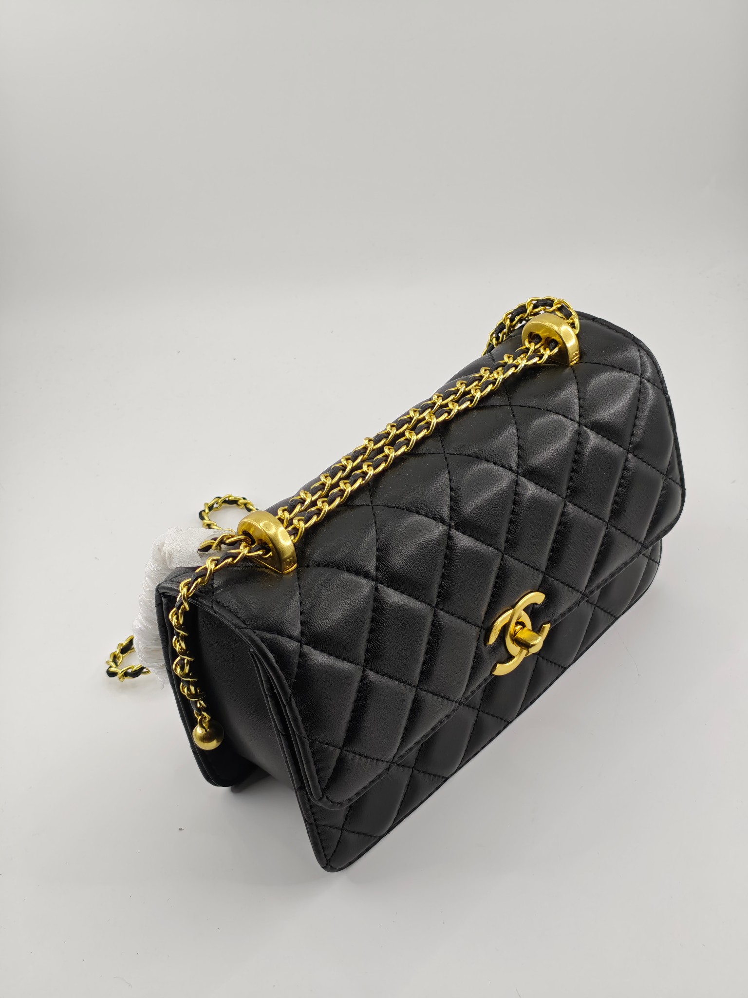 小香菱格休闲包
黑色头层小羊皮金扣
实物实拍
尺寸：22/13/8
款号：704大号
