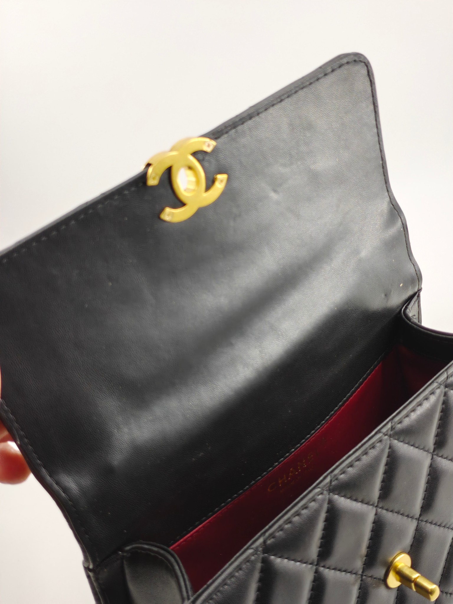 小香菱格休闲包
黑色头层小羊皮金扣
实物实拍
尺寸：22/13/8
款号：704大号
