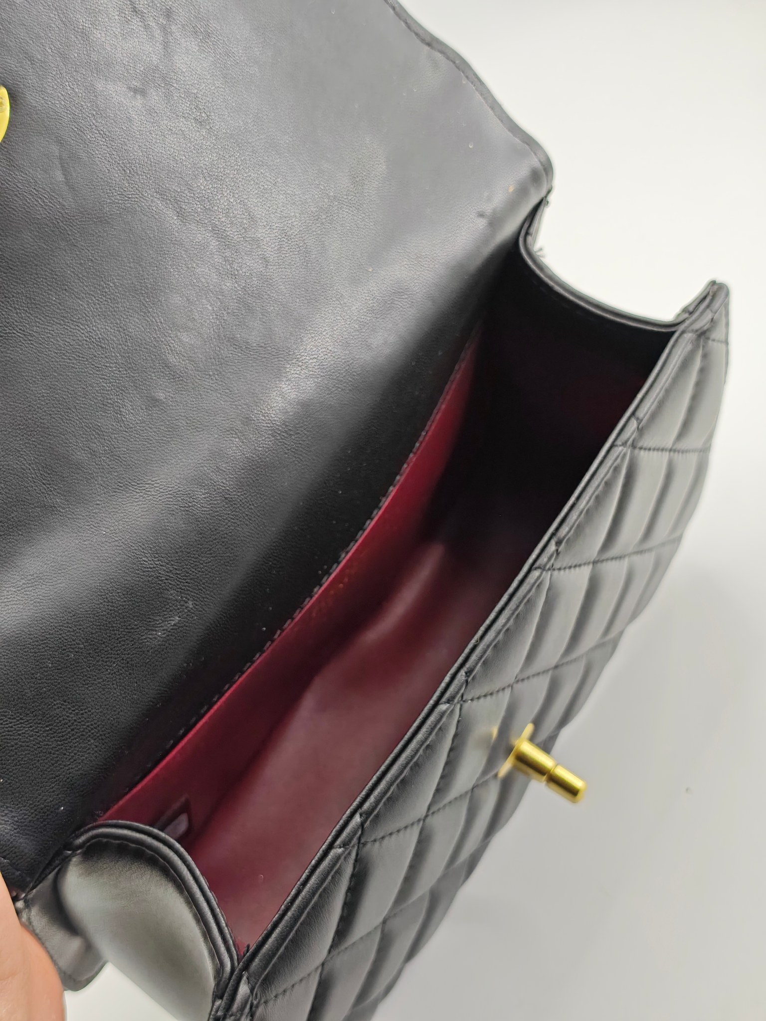 小香菱格休闲包
黑色头层小羊皮金扣
实物实拍
尺寸：22/13/8
款号：704大号
