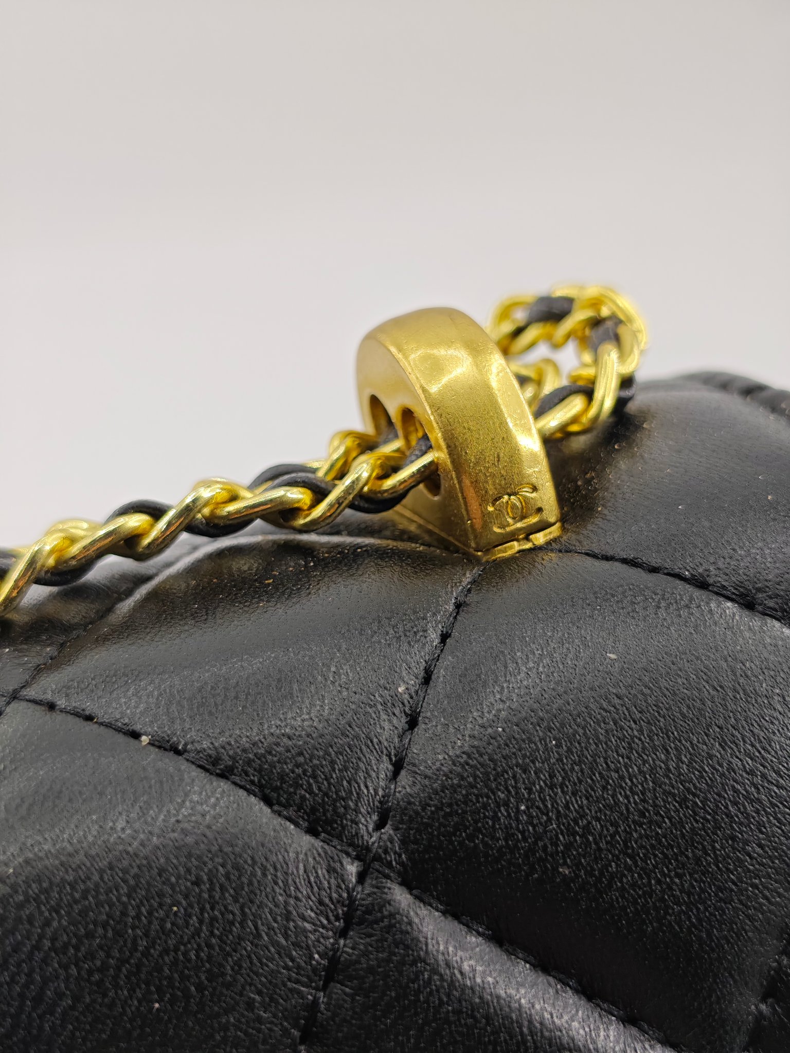 小香菱格休闲包
黑色头层小羊皮金扣
实物实拍
尺寸：22/13/8
款号：704大号
