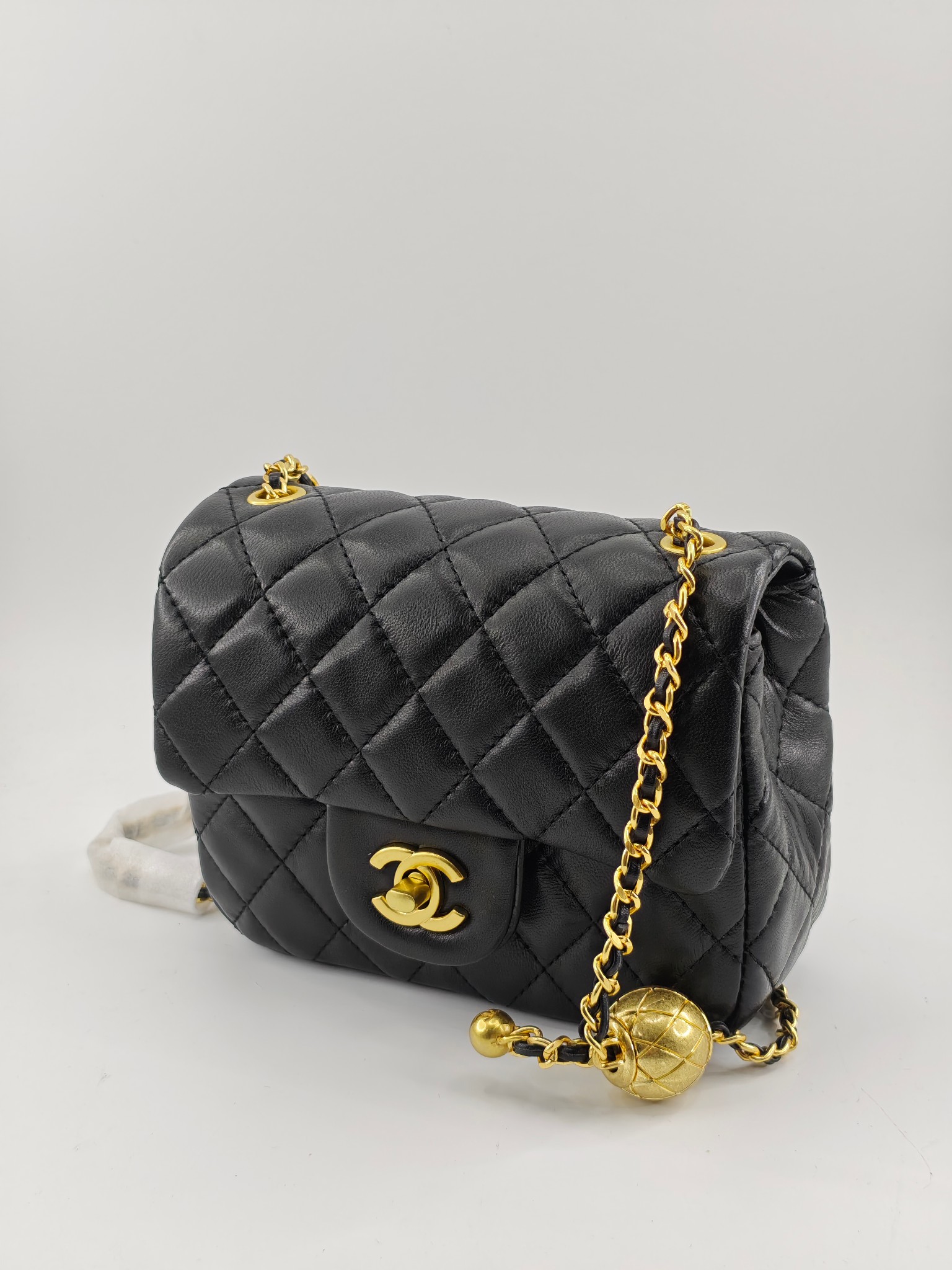 小香CF系列小金球
黑色头层小羊皮
实物实拍
尺寸：18/13/7
款号：1786
